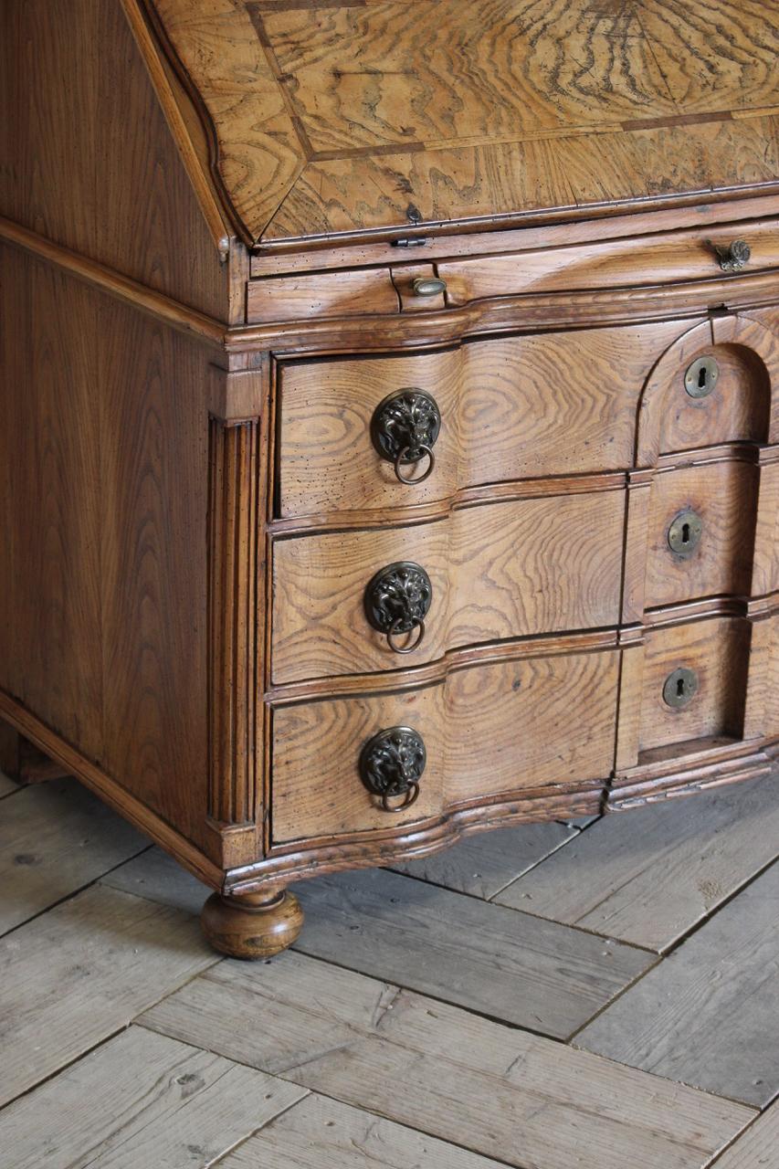 18th Century Louis XVI Bureau in Elm For Sale 3