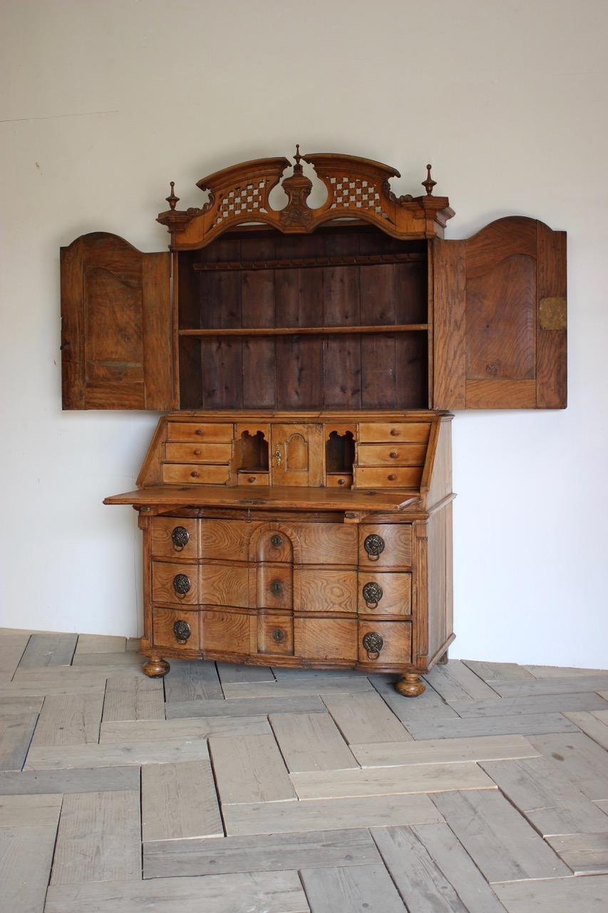 18th Century Louis XVI Bureau in Elm For Sale 4
