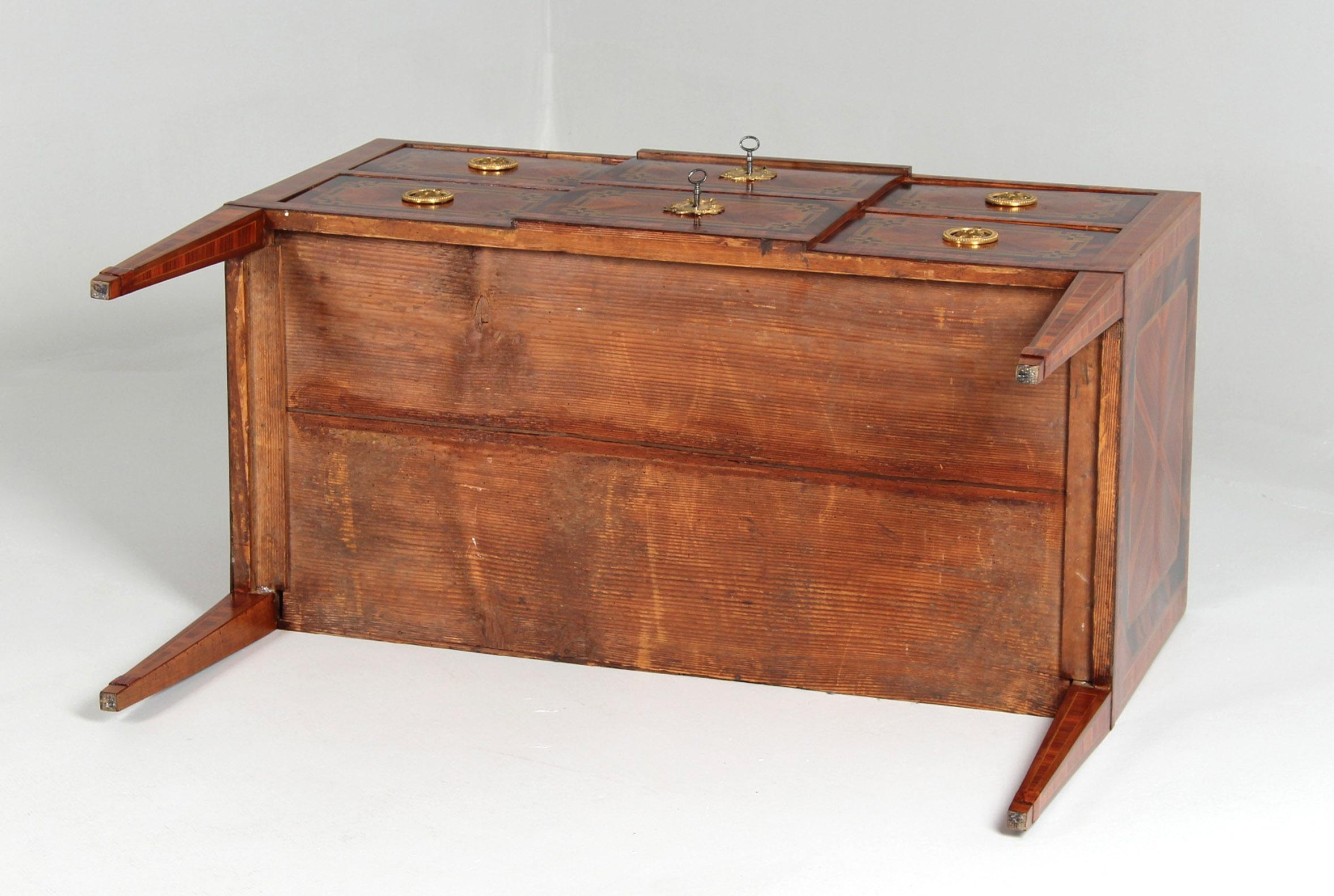 Louis XVI Kommode aus dem 18. Jahrhundert, Intarsien und Ormolu-Beschläge im Angebot 6