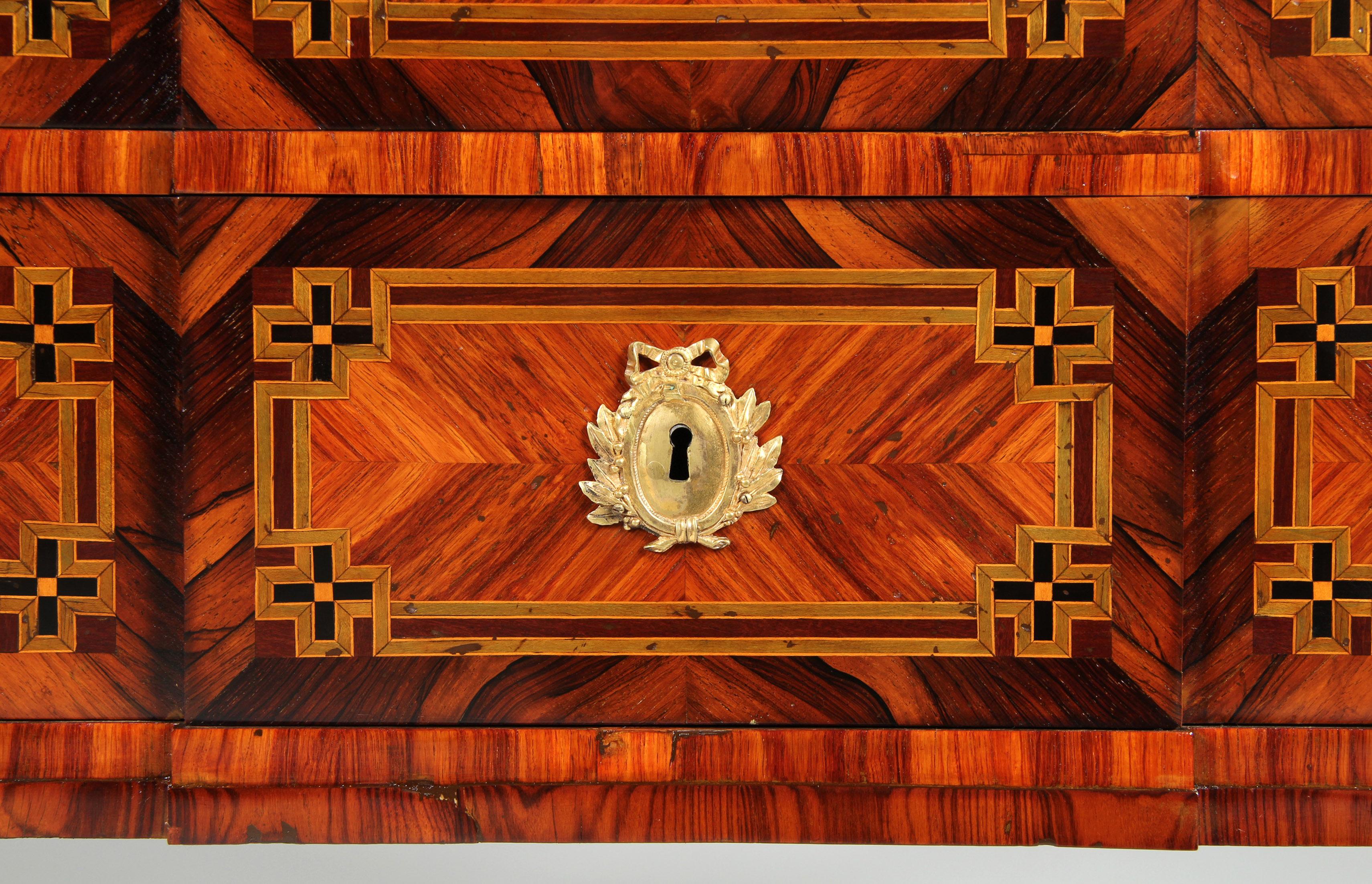 Louis XVI Kommode aus dem 18. Jahrhundert, Intarsien und Ormolu-Beschläge (Louis XVI.) im Angebot