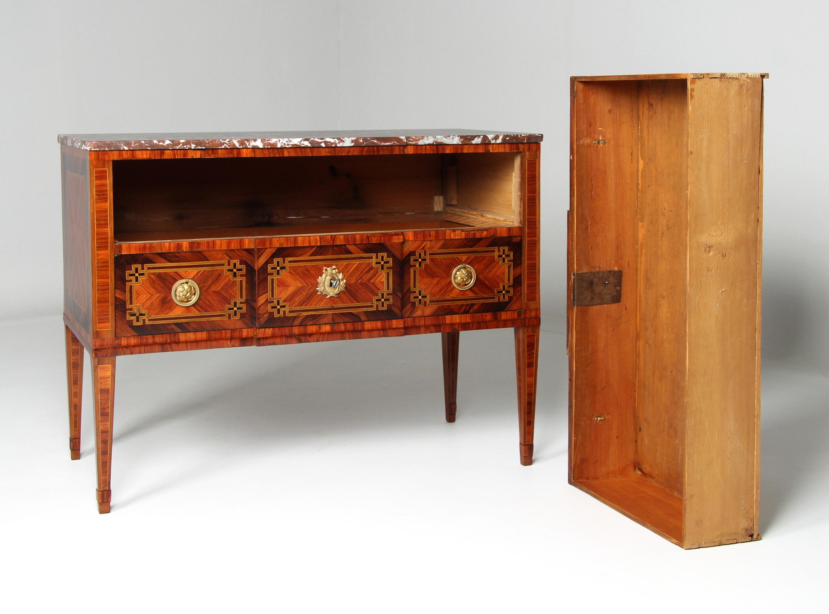 Louis XVI Kommode aus dem 18. Jahrhundert, Intarsien und Ormolu-Beschläge im Angebot 1