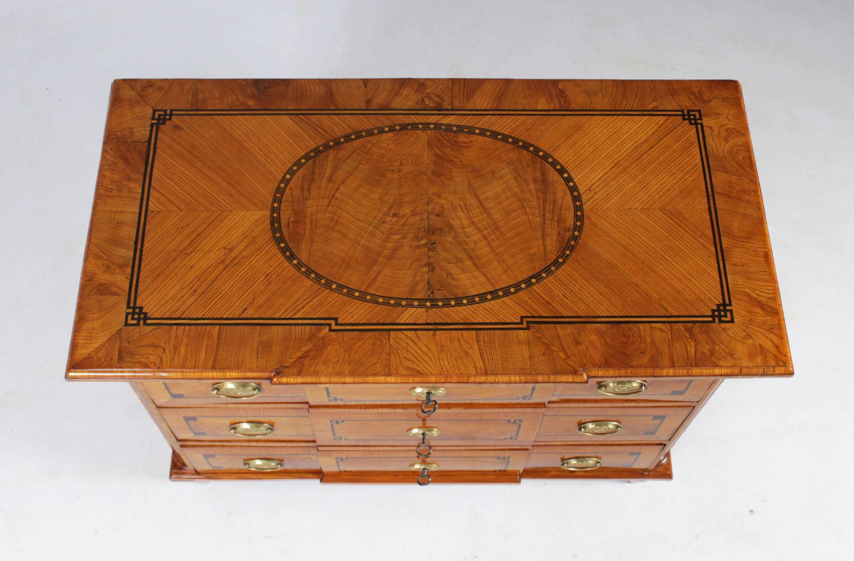 Bright Louis XVI chest of drawers with geometric marquetry

Brunswick
Ash
Classicism around 1790

Dimensions: H x W x D: 79 x 107 x 54 cm

Description:
Beautiful small chest of drawers with light base wood and dark contrasting