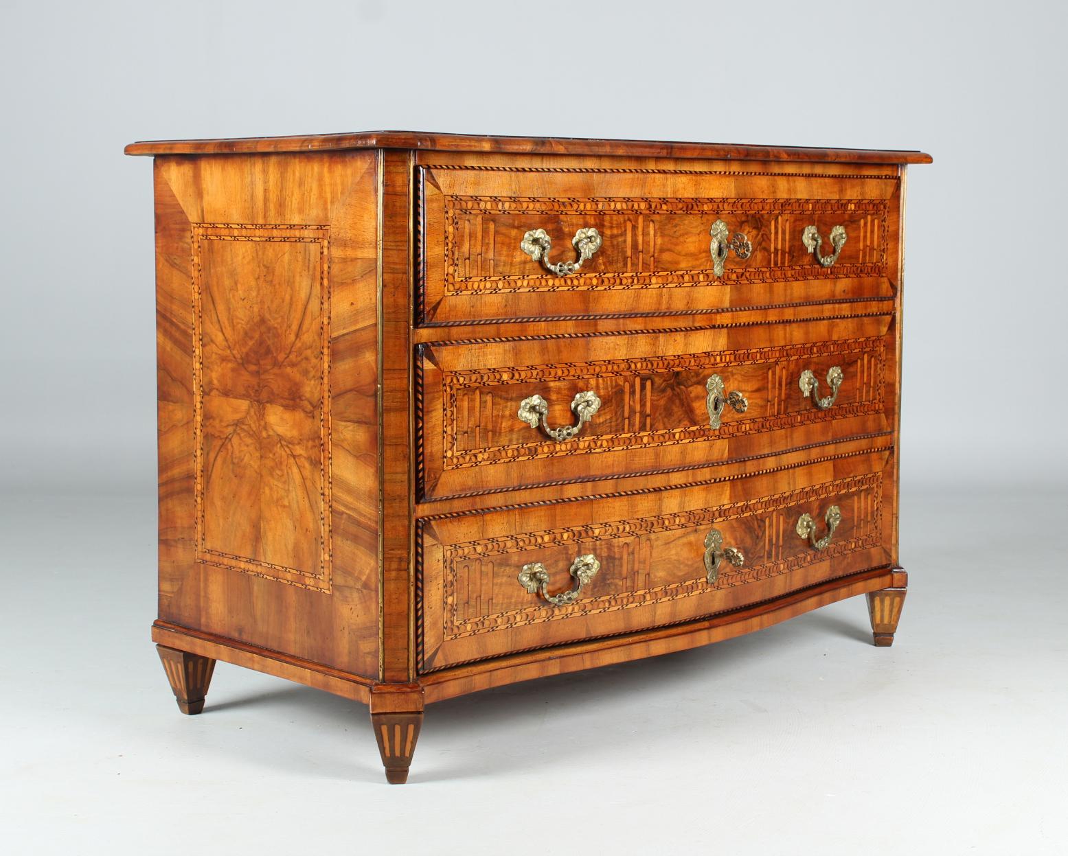 Richly decorated classicist chest of drawers

Dresden
Walnut a.o.
Plait style around 1785

Dimensions: H x W x D: 85 x 122 x 63 cm

Description:
Fine and detailed chest of drawers of the German classicism, the so-called Zopfstil. The design