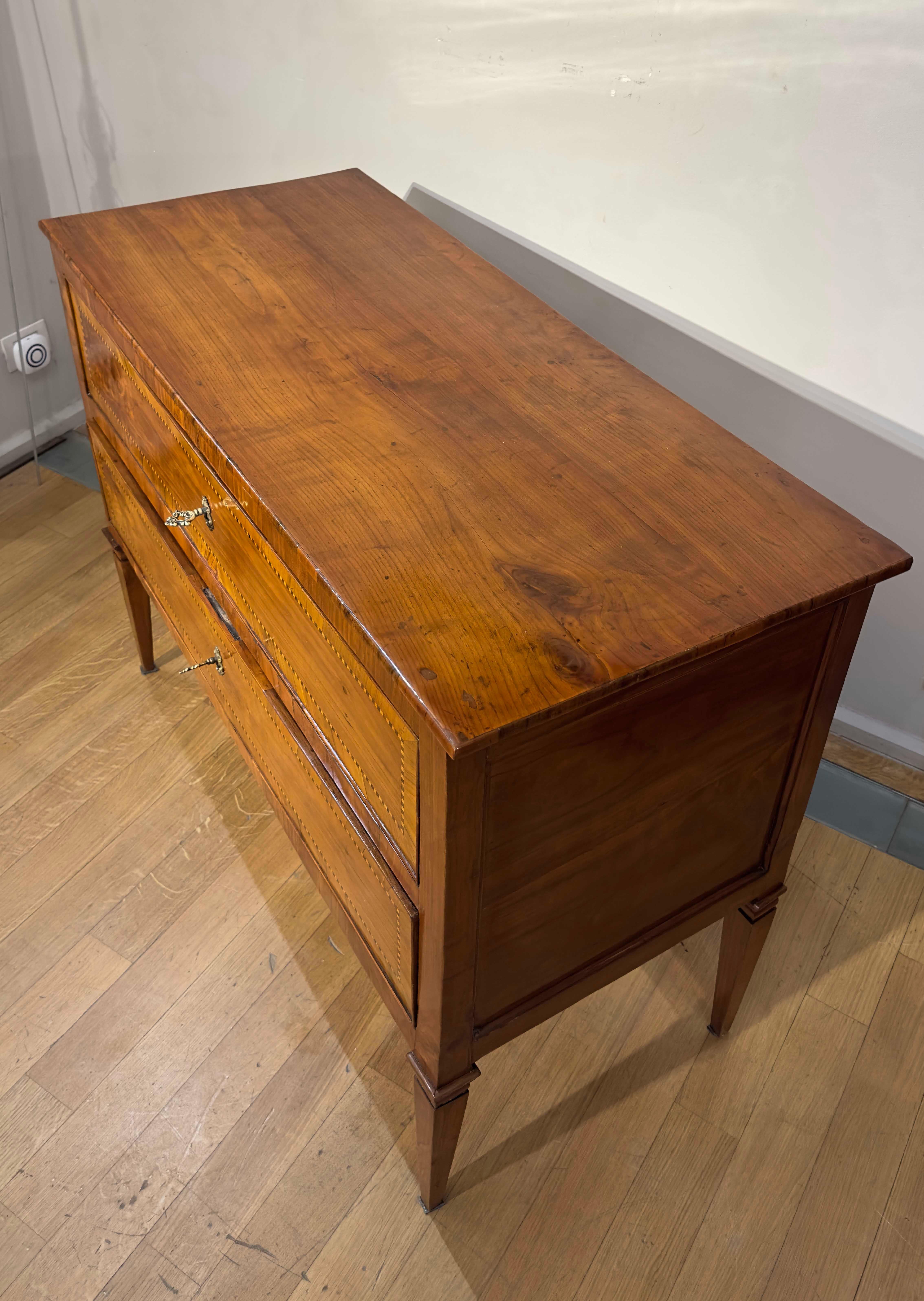 18th CENTURY LOUIS XVI CHEST OF SOLID CHERRY WOOD AND SLABS In Good Condition In Firenze, FI