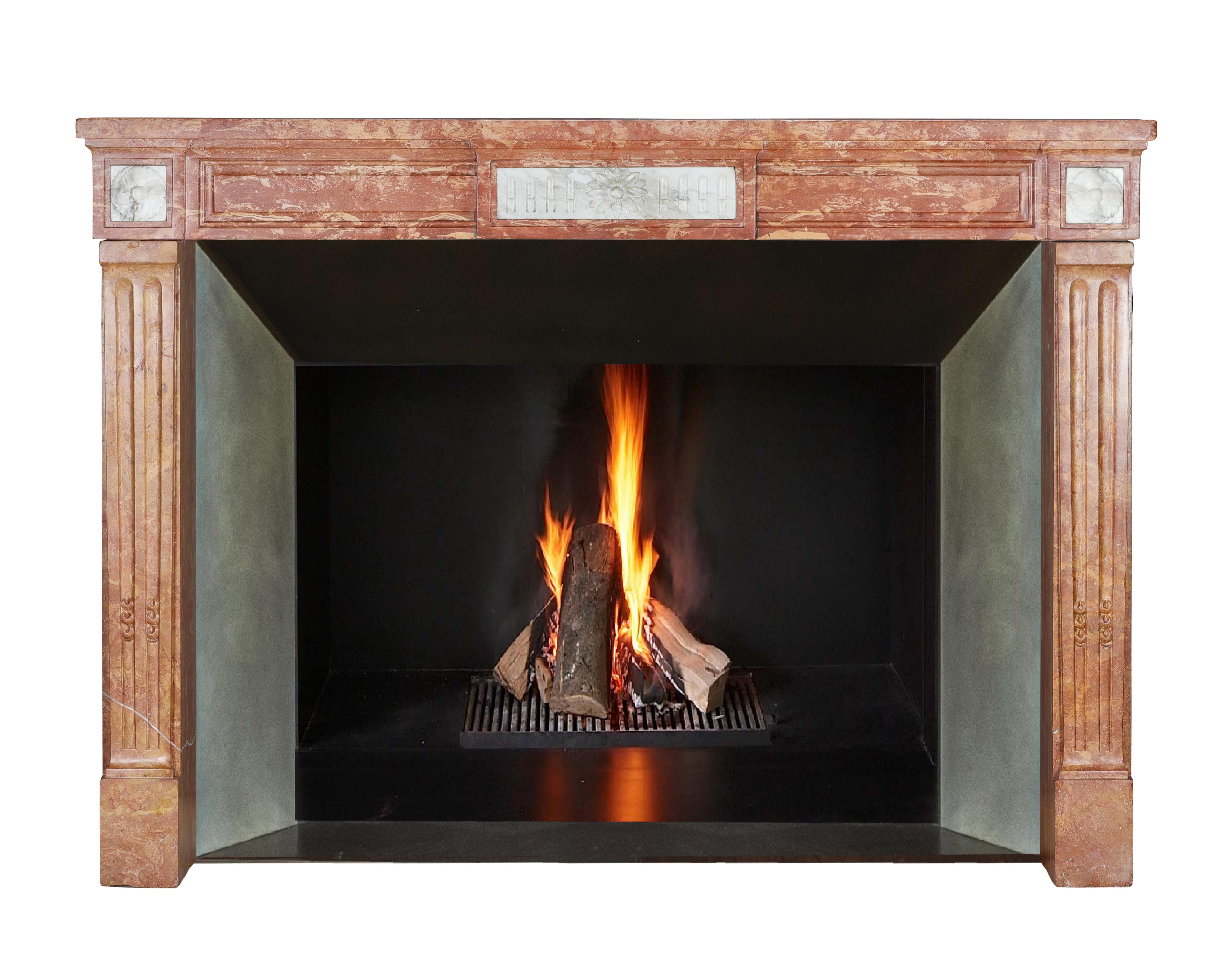 Camino Luigi XVI del 18° secolo in pietra rosa di Borgogna e marmo statuario in vendita 6