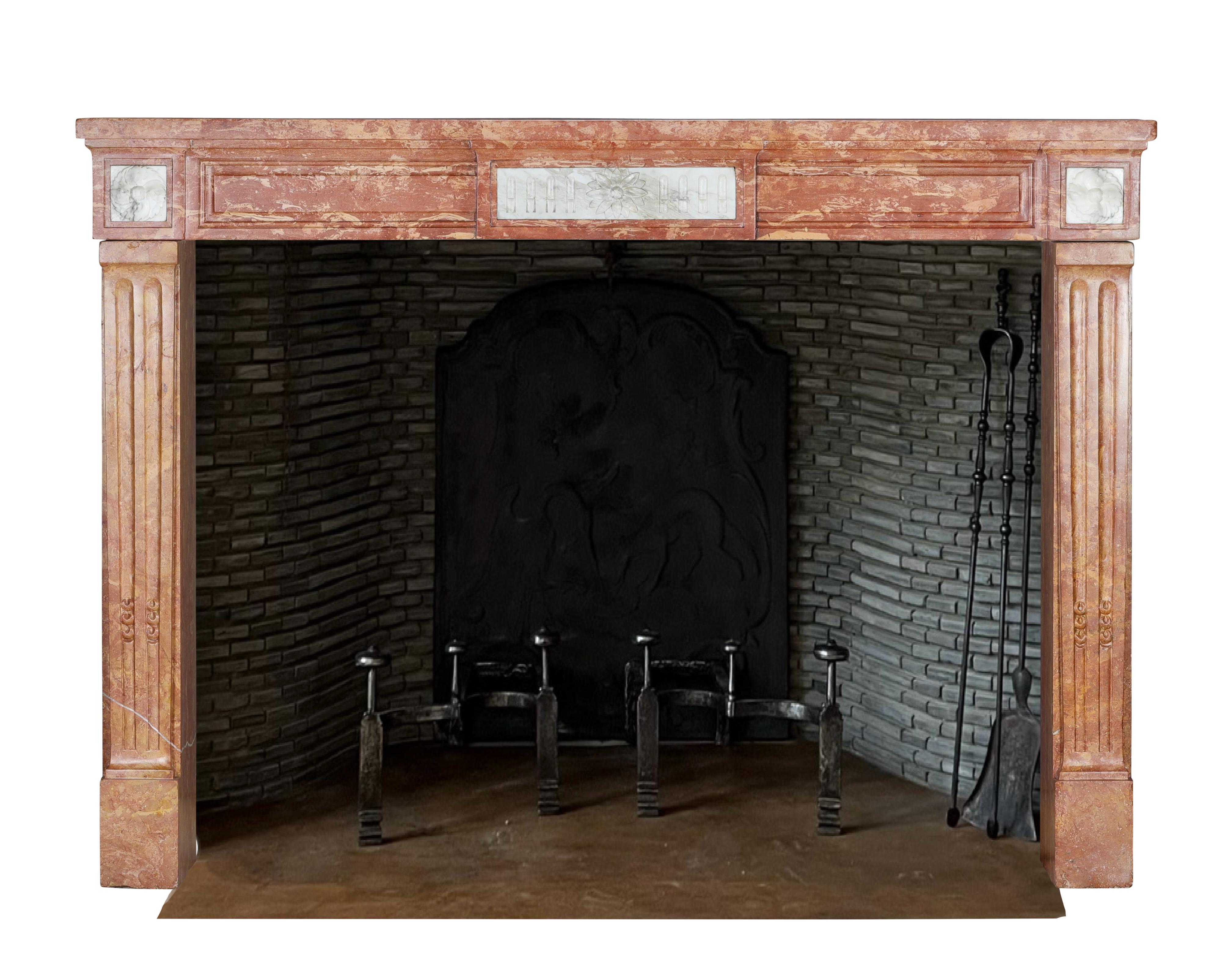 Camino Luigi XVI del 18° secolo in pietra rosa di Borgogna e marmo statuario in vendita 2