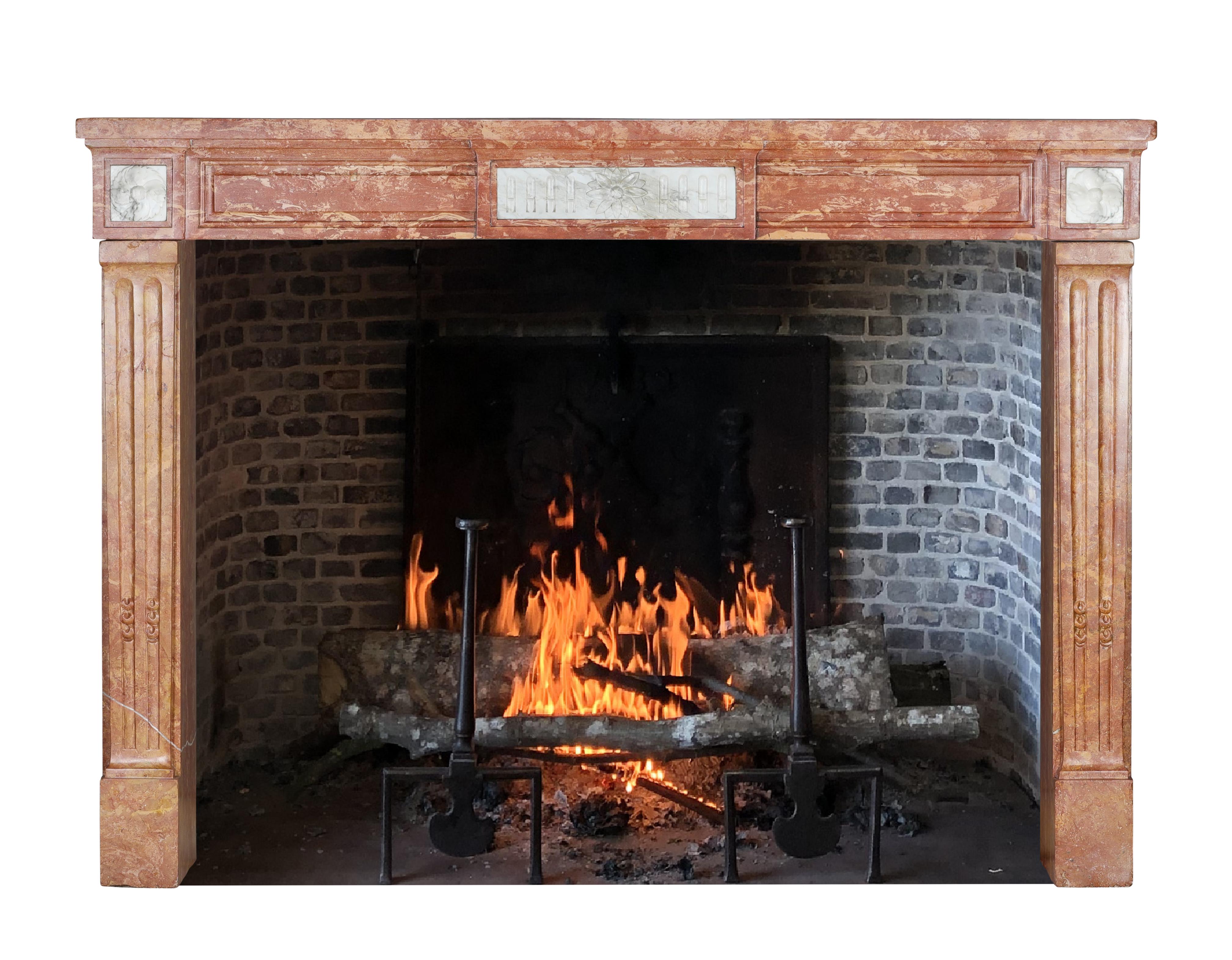 Pietra Camino Luigi XVI del 18° secolo in pietra rosa di Borgogna e marmo statuario in vendita