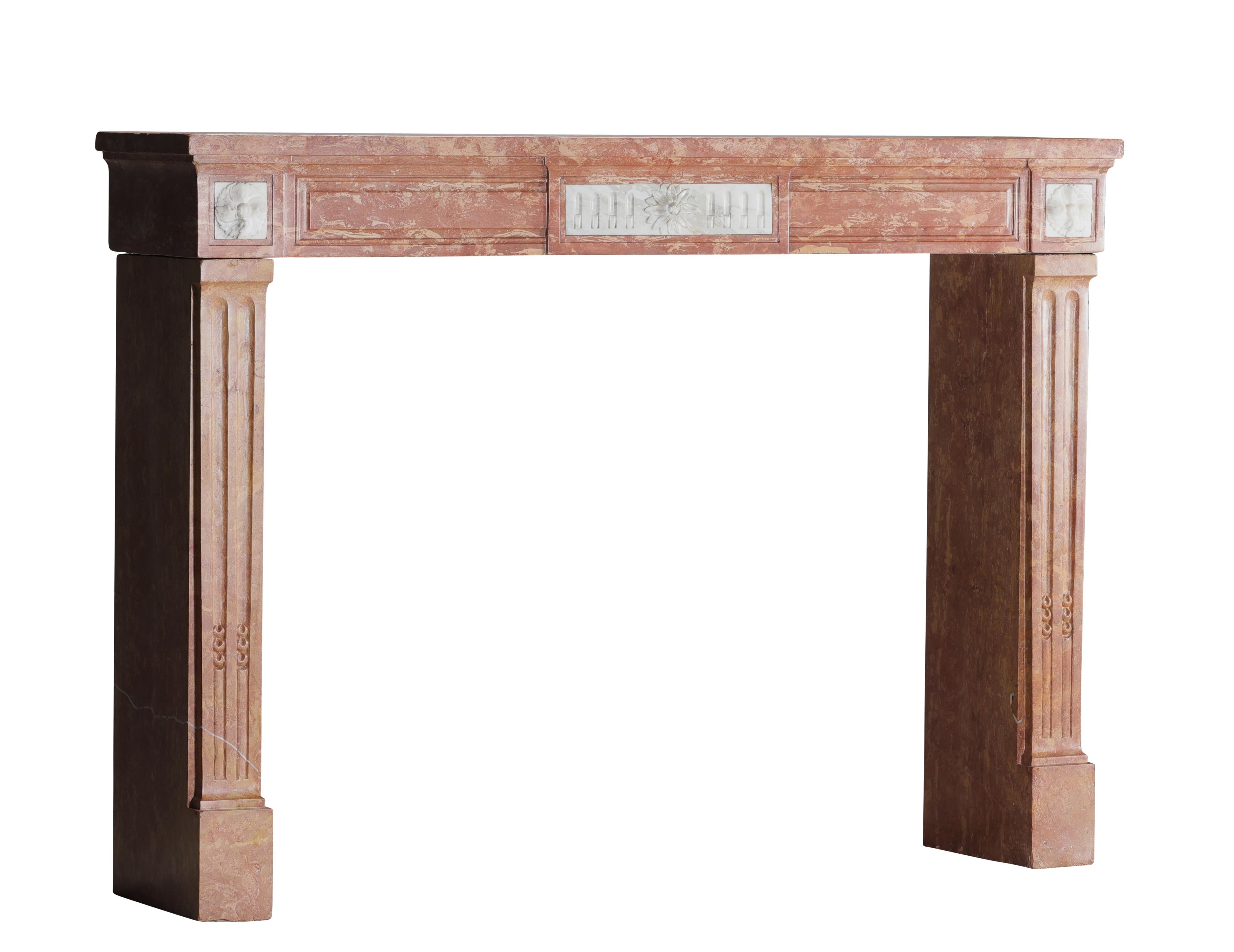 Intagliato a mano Camino Luigi XVI del 18° secolo in pietra rosa di Borgogna e marmo statuario in vendita