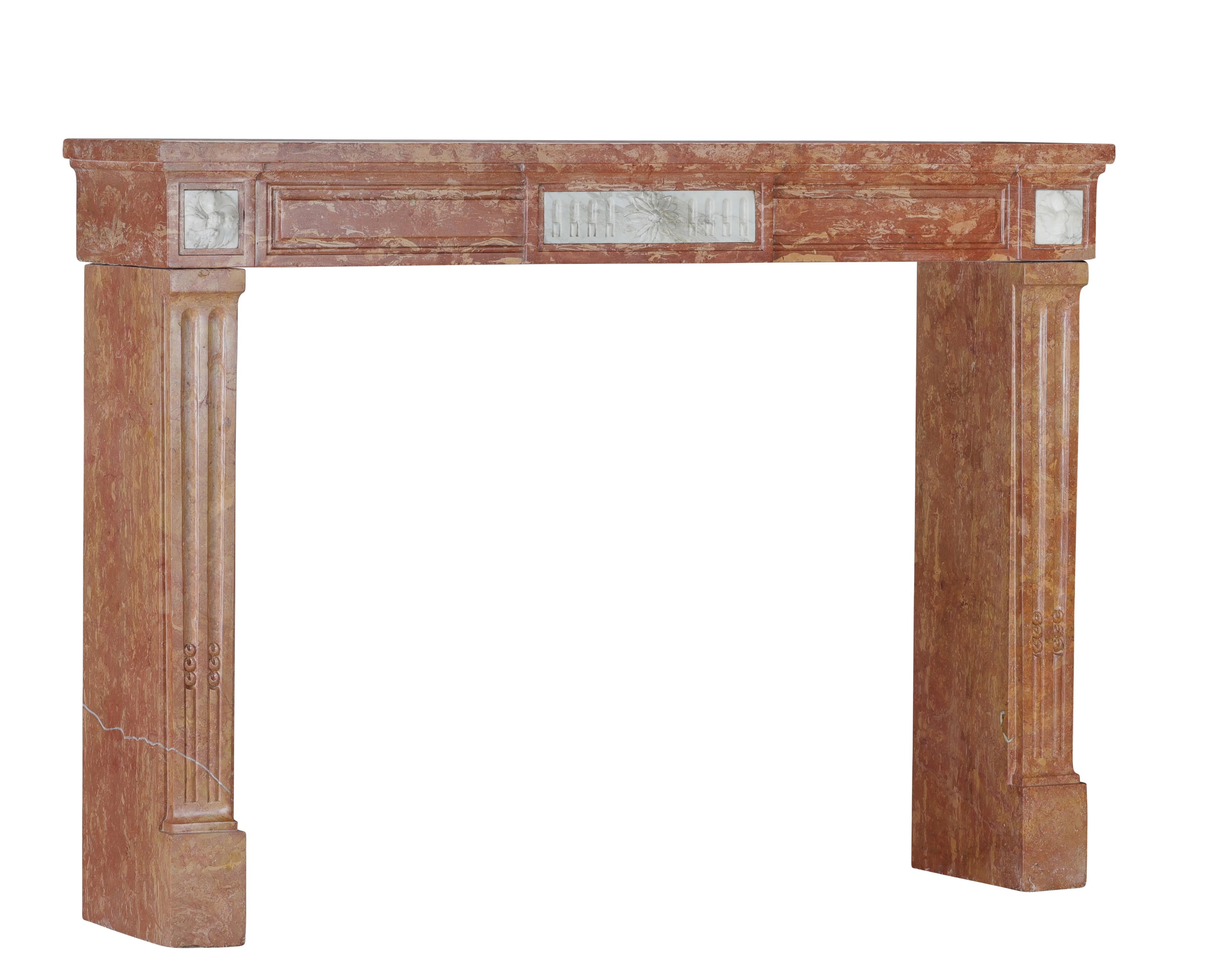 Camino Luigi XVI del 18° secolo in pietra rosa di Borgogna e marmo statuario In condizioni ottime in vendita a Beervelde, BE