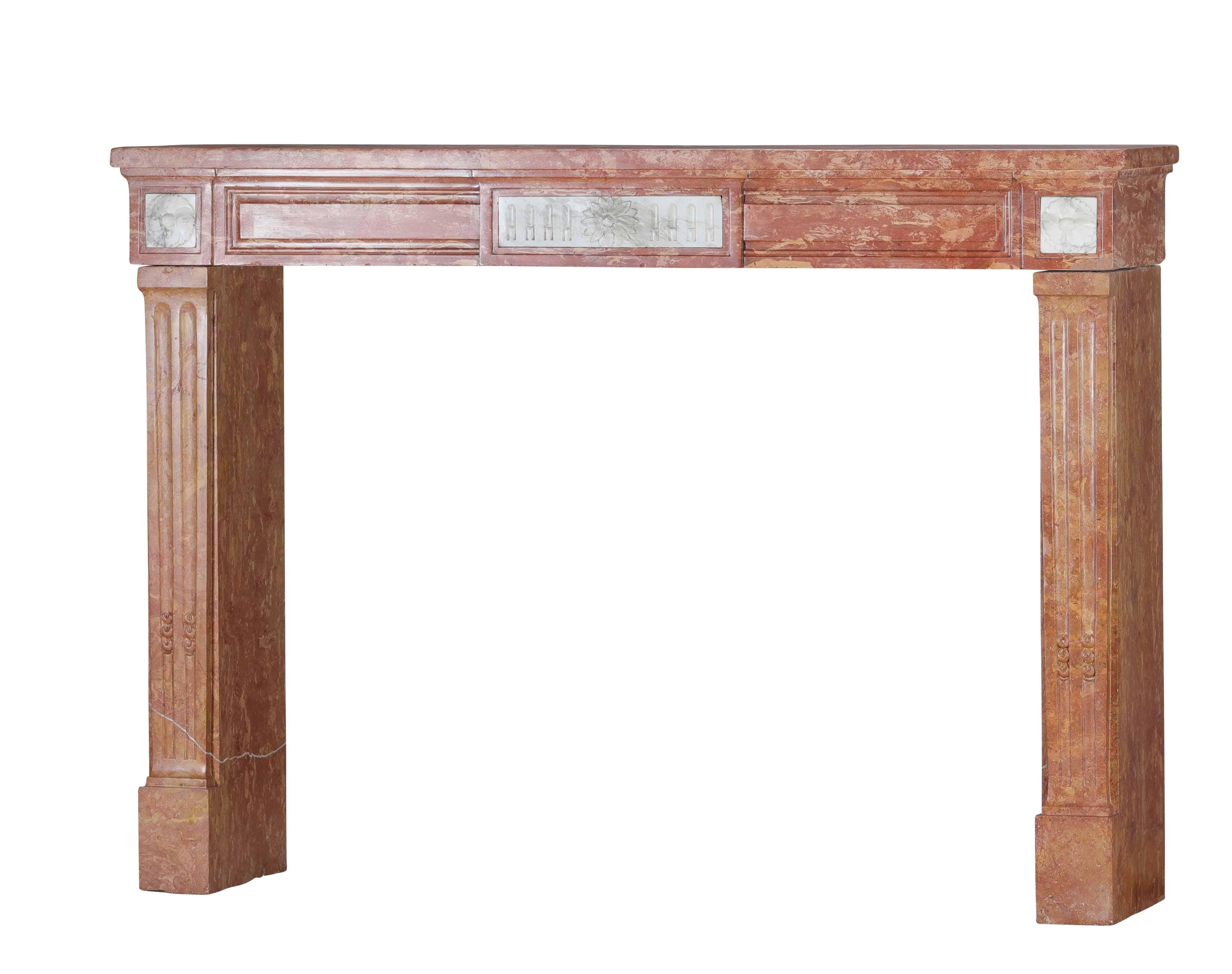 Fino al XVIII secolo Camino Luigi XVI del 18° secolo in pietra rosa di Borgogna e marmo statuario in vendita