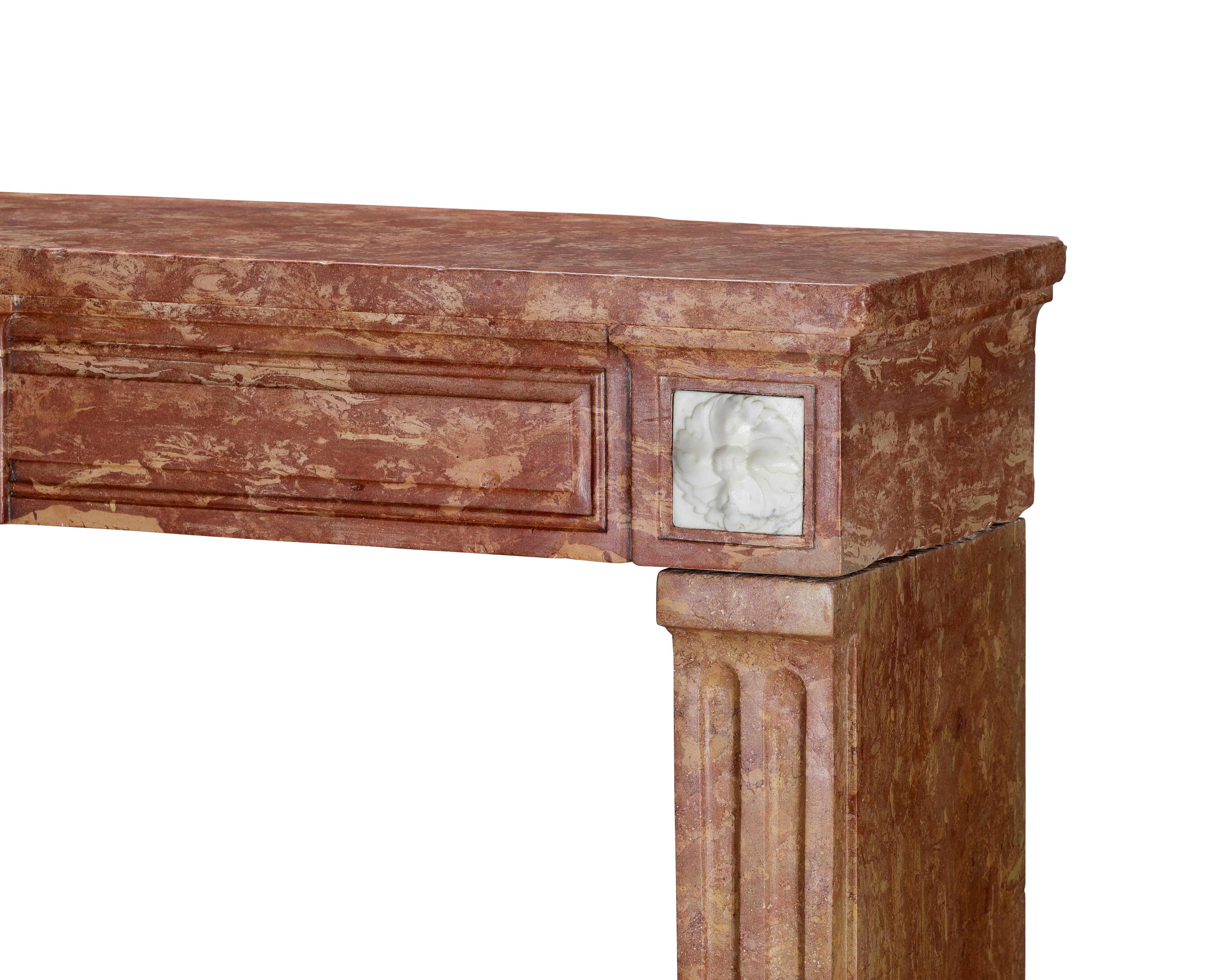 Camino Luigi XVI del 18° secolo in pietra rosa di Borgogna e marmo statuario in vendita 1