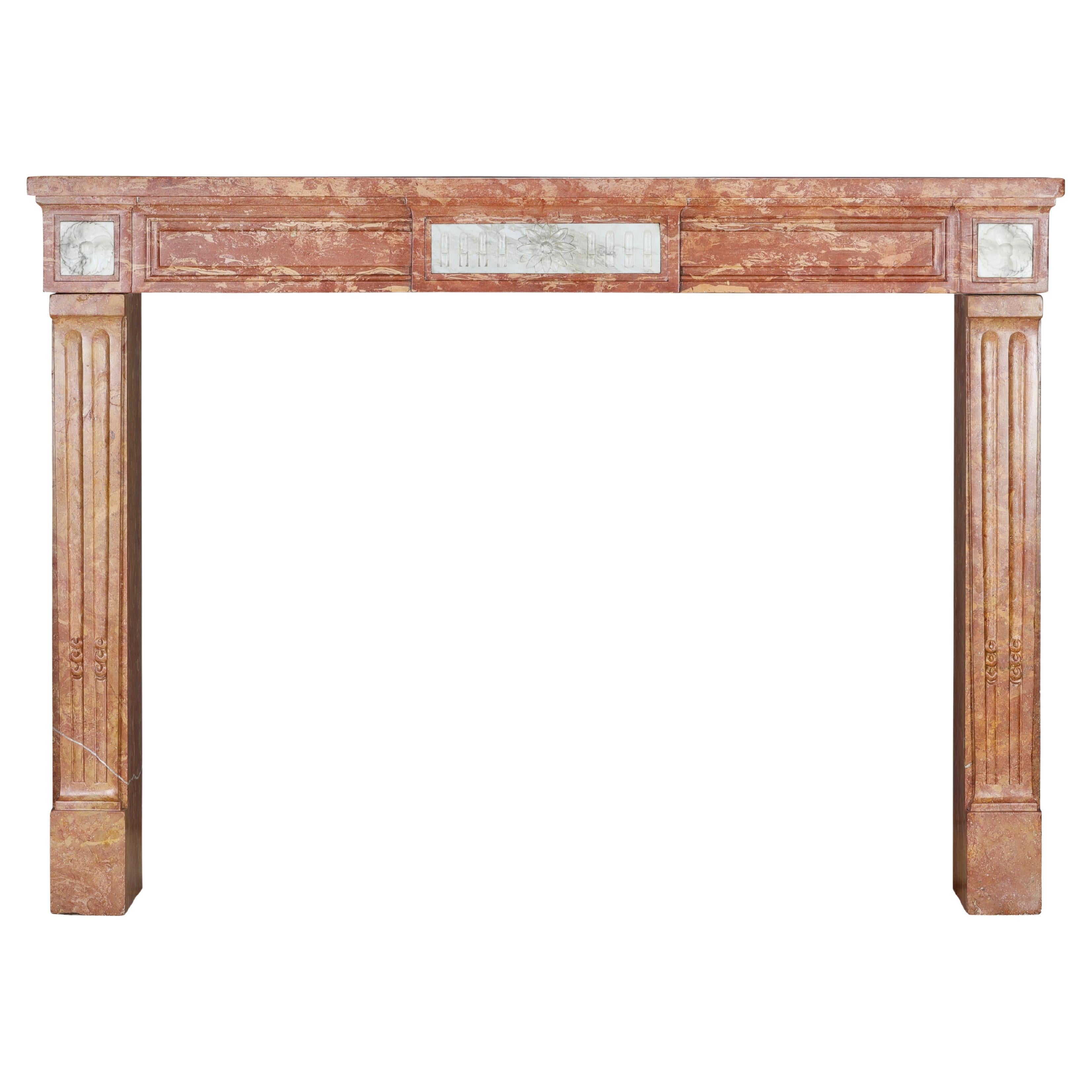 Camino Luigi XVI del 18° secolo in pietra rosa di Borgogna e marmo statuario in vendita