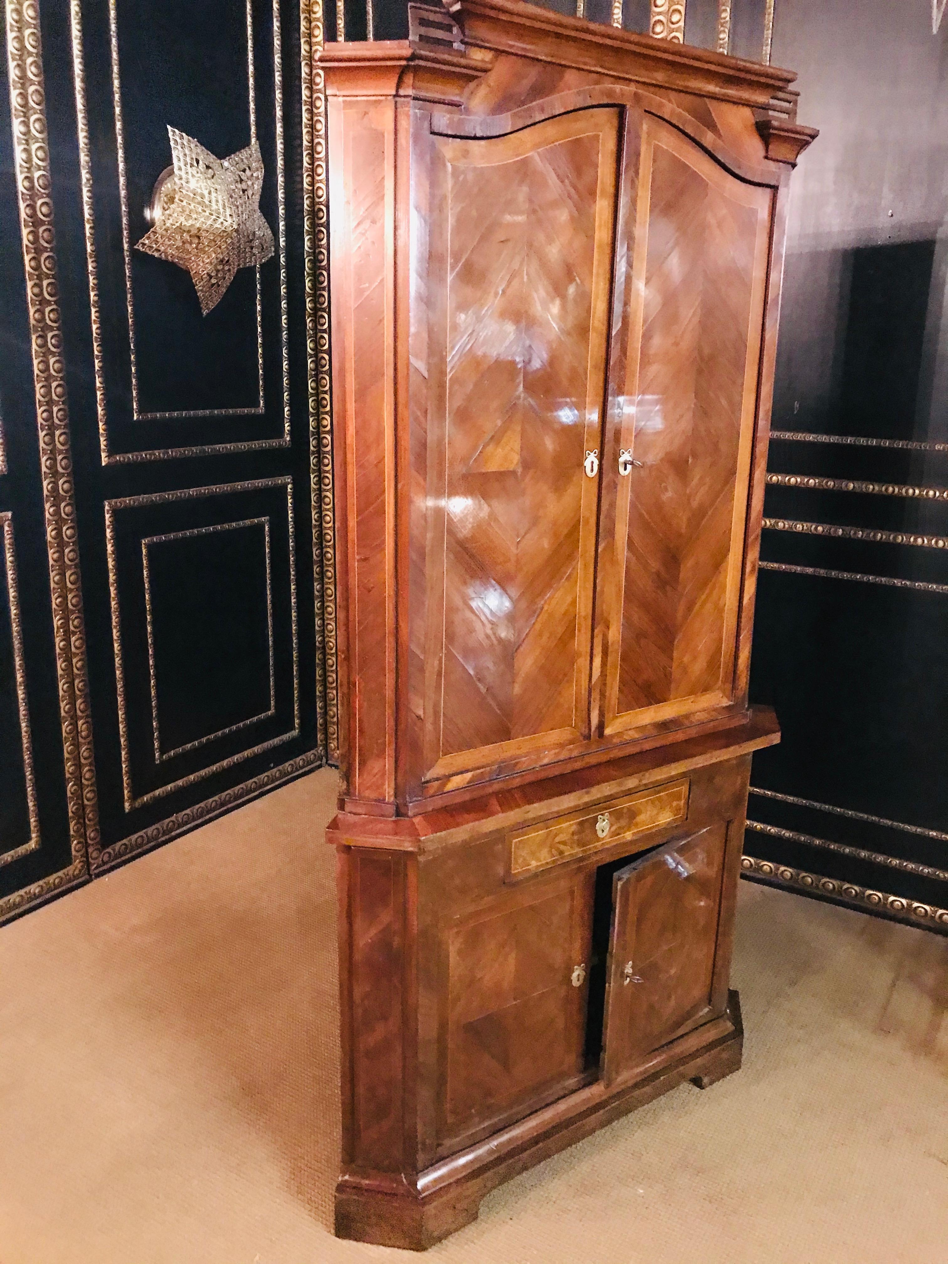 18th Century Antique Louis XVI Corner Cabinet Walnut veneer circa 1790 8