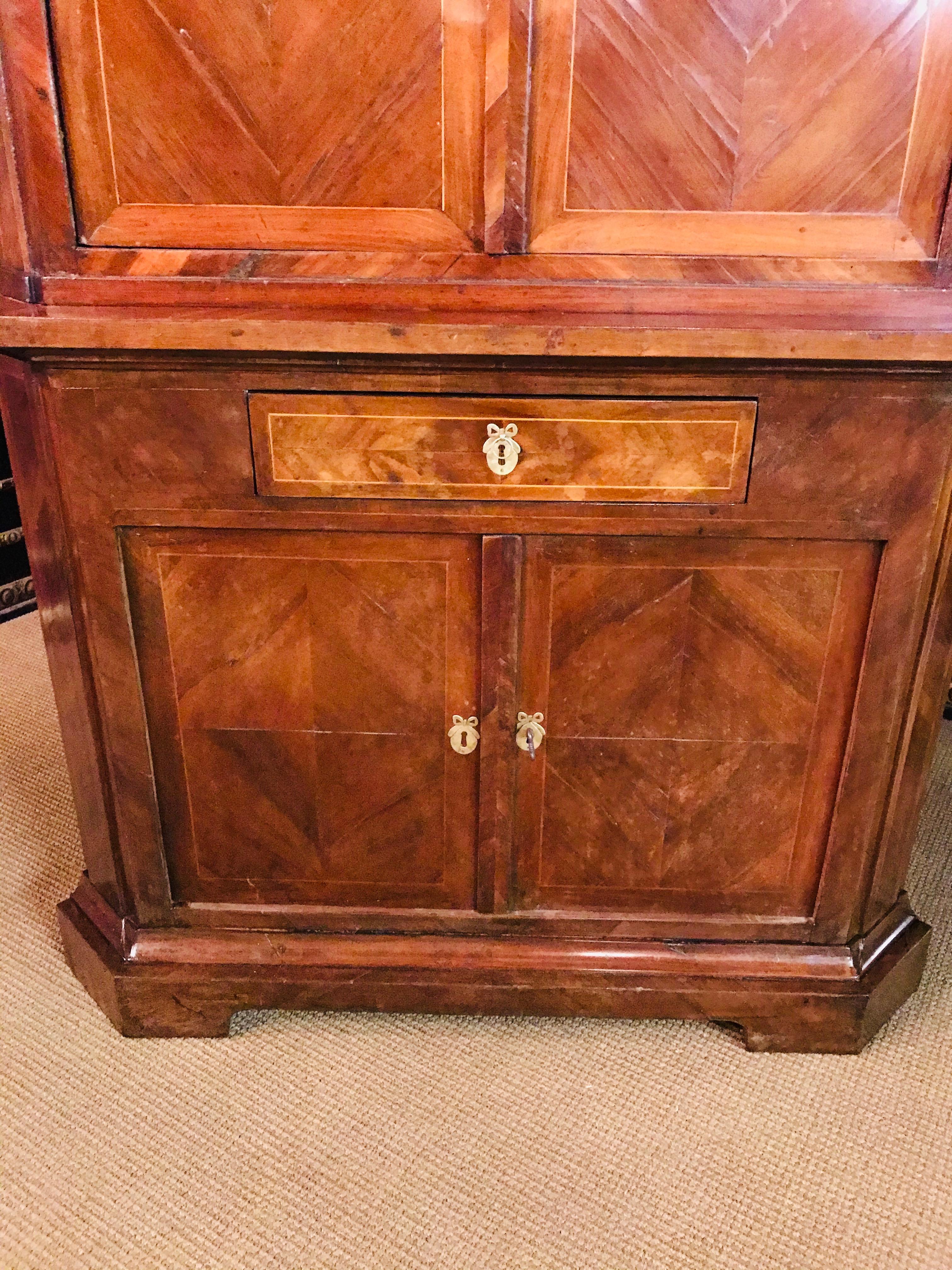 18th Century Antique Louis XVI Corner Cabinet Walnut veneer circa 1790 3