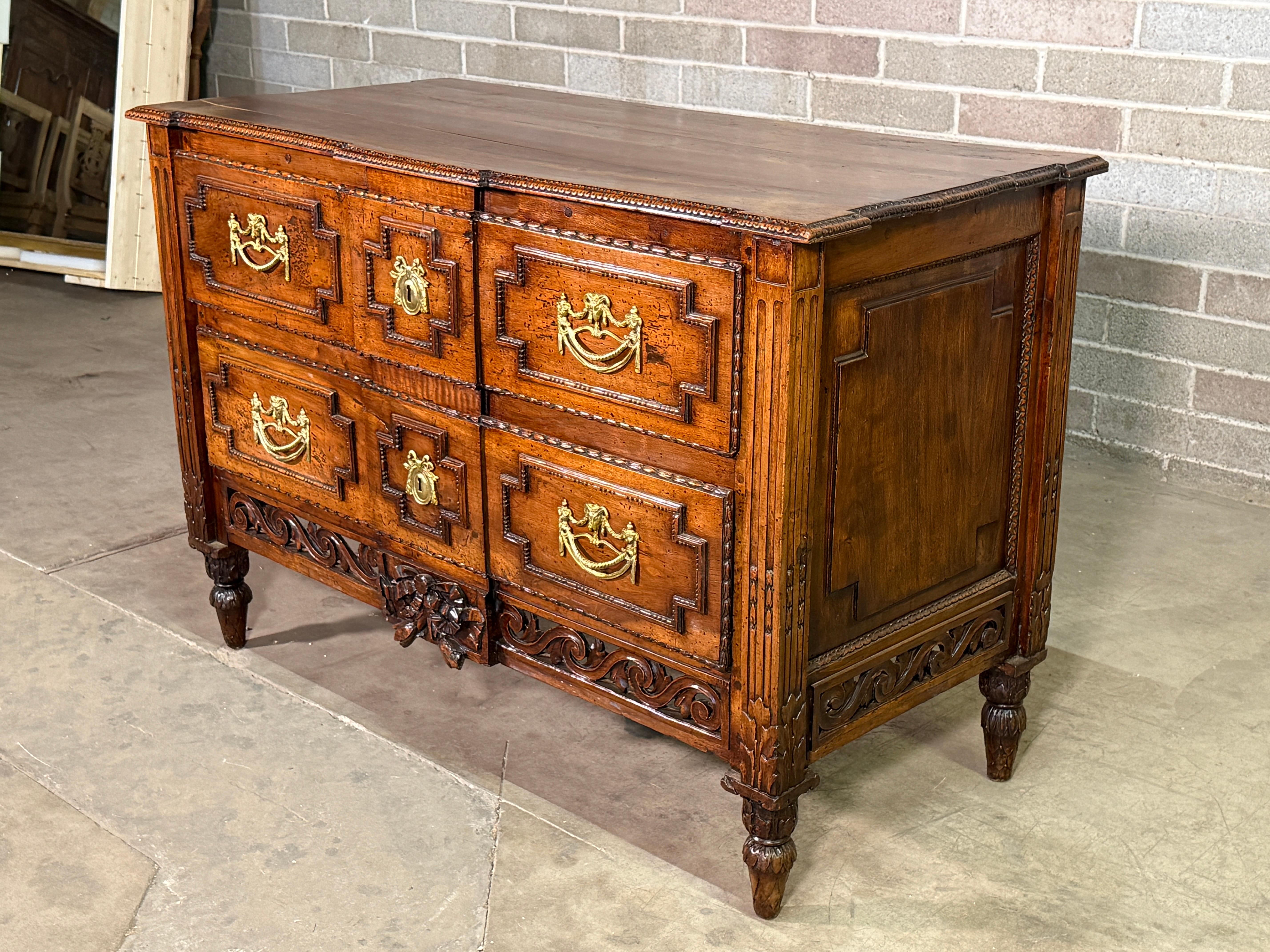 Francese Commode in legno di noce in stile rustico Luigi XVI del XVIII secolo in vendita