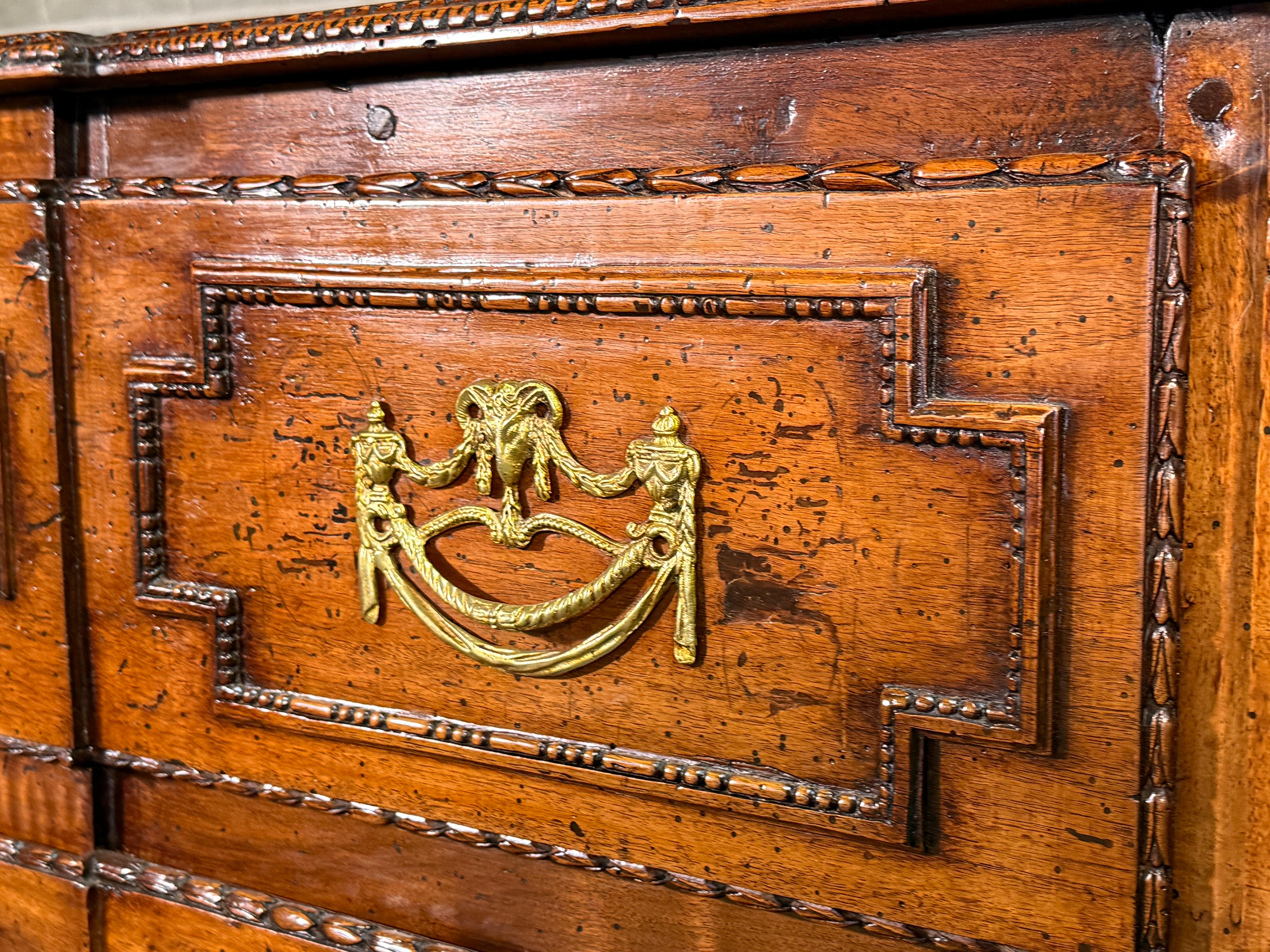 Commode in legno di noce in stile rustico Luigi XVI del XVIII secolo In condizioni buone in vendita a Scottsdale, AZ