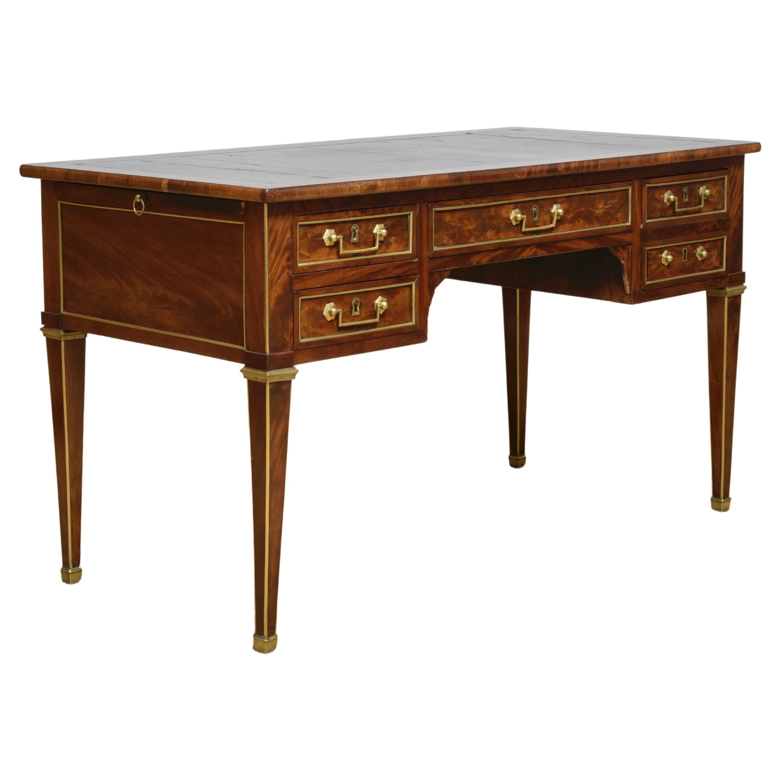 Bureau Louis XVI du 18ème siècle avec pieds en gaine.  