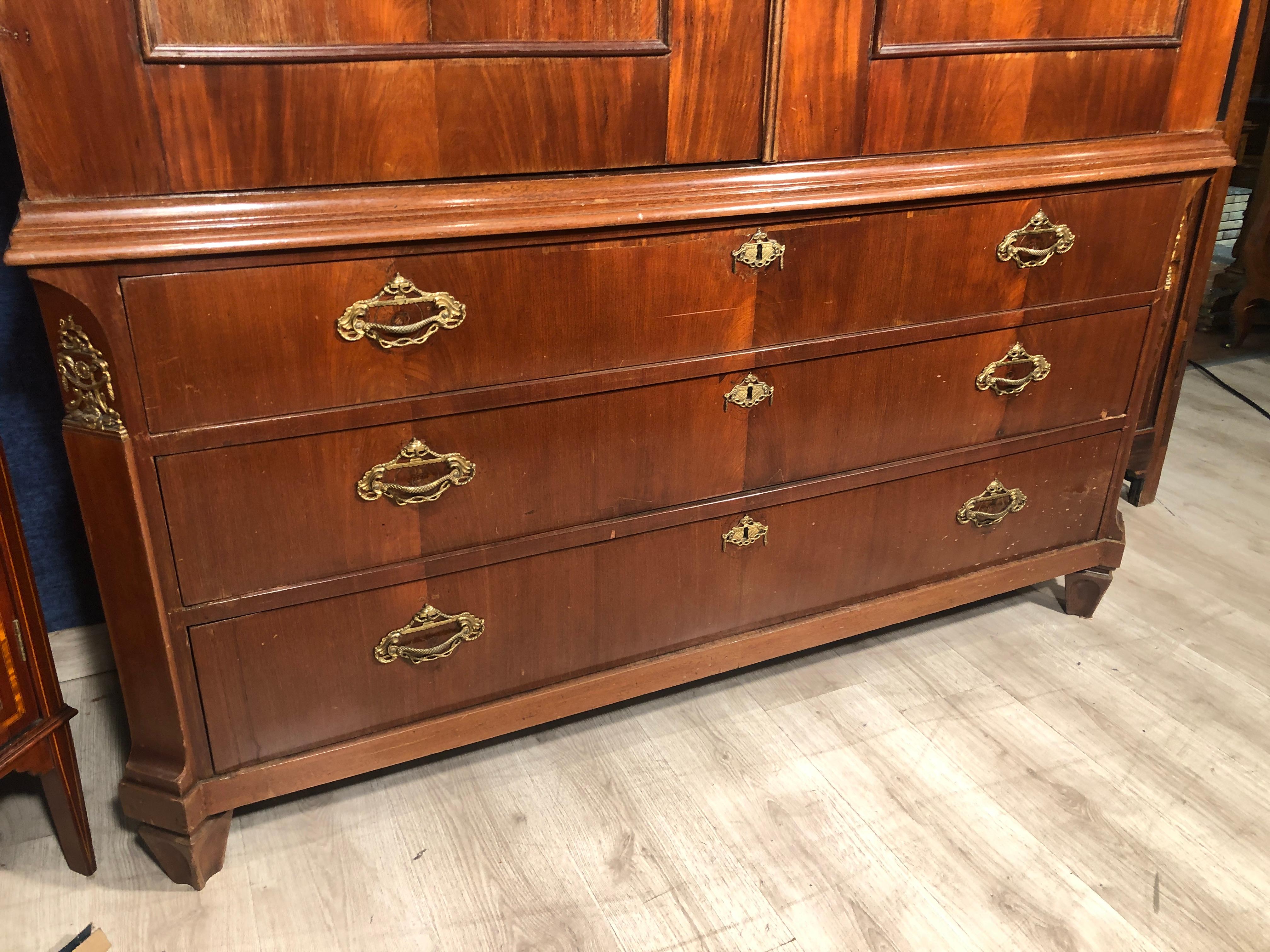Trumeau wardrobe of Dutch origin, excellent quality and carvings of excellent workmanship, furniture that reflects the build quality of the Dutch furniture of this period, the Louis XVI. The only drawback is that the high lining has been rebuilt by
