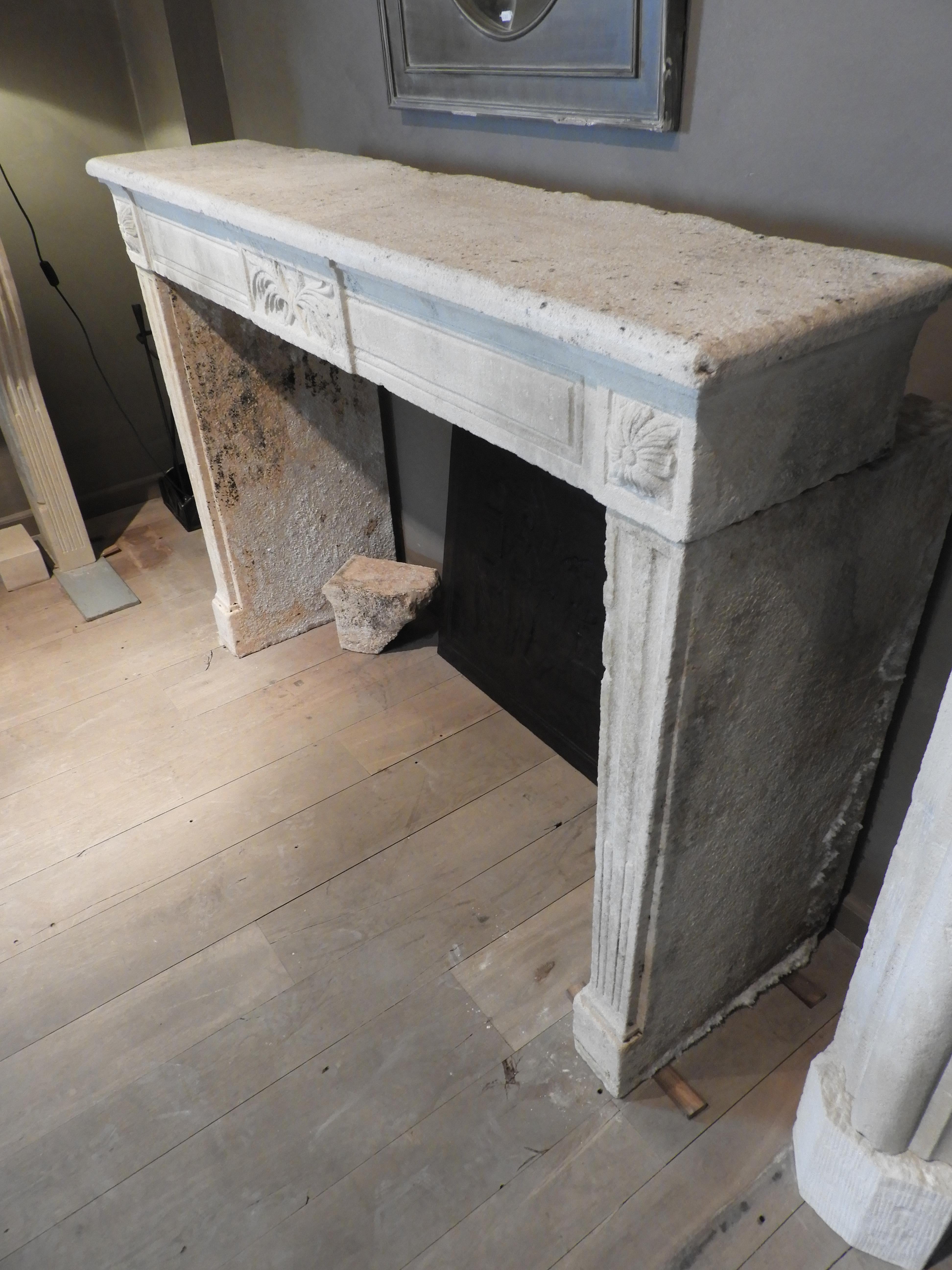 18th Century Louis XVI Fireplace in French Limestone In Good Condition In Zedelgem, BE