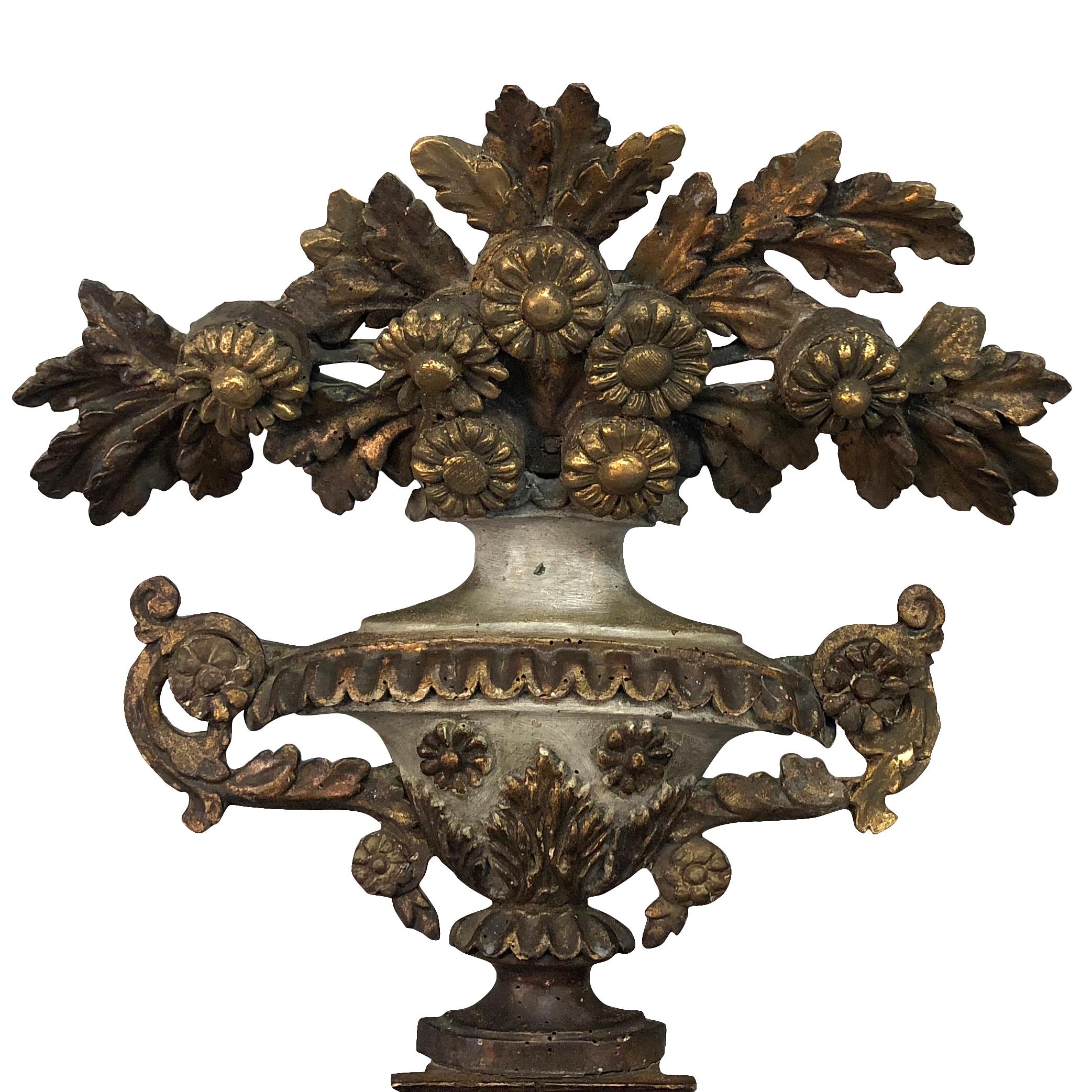 An antique hand carved Louis XVI flower arrangement made of wood, painted and gilded in an oval shape, half relief. The French wall décor is in good condition. Wear consistent with age and use, circa 1790, France.