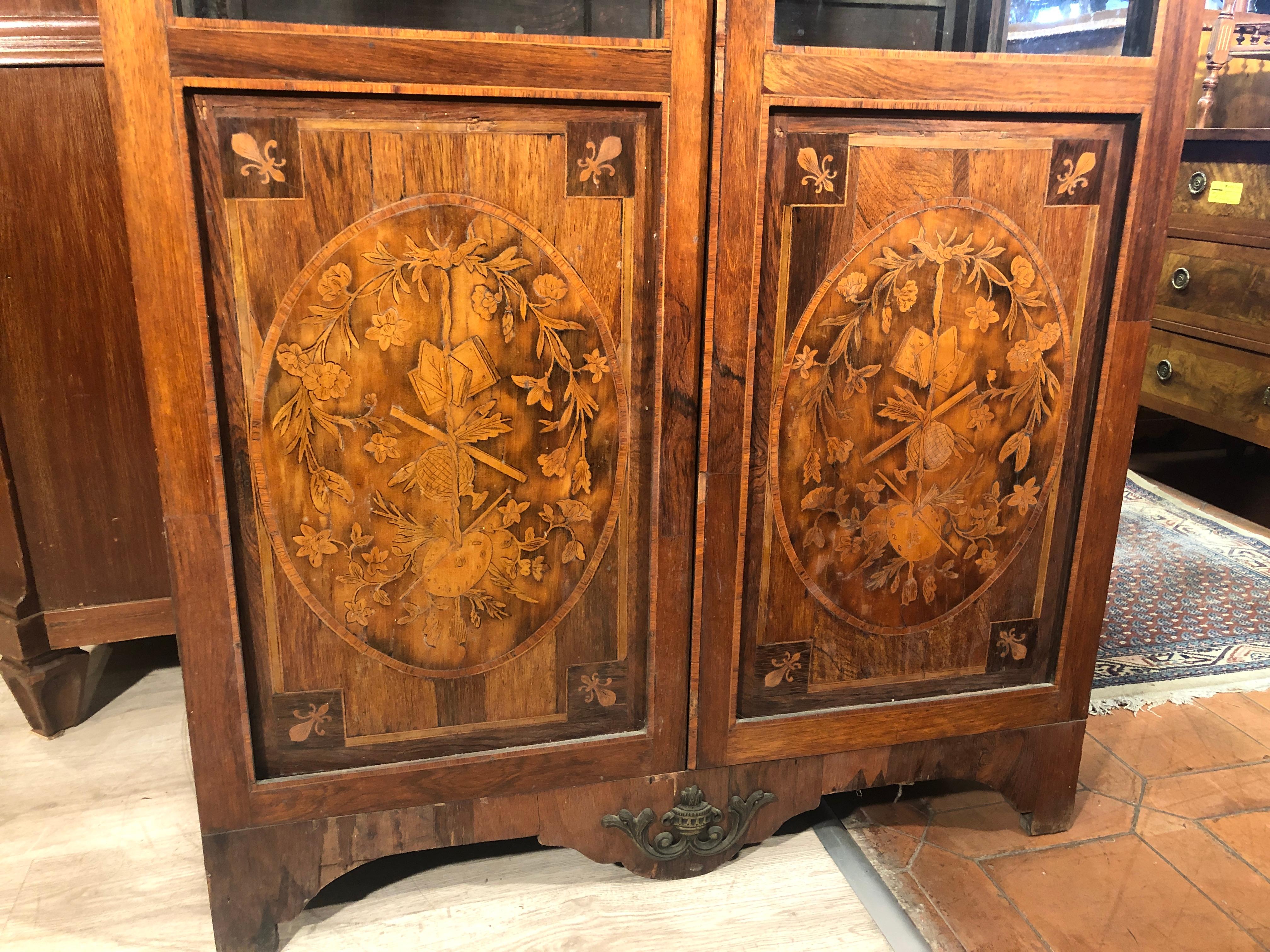 High-quality French cabinet, beautiful inlays on all surfaces depicting floral motifs, last period of Louis XVI, in rosewood and walnut. Two doors, high shelves are plated with rosewood, those hidden by inlaid panels are rough. Non-original lock in