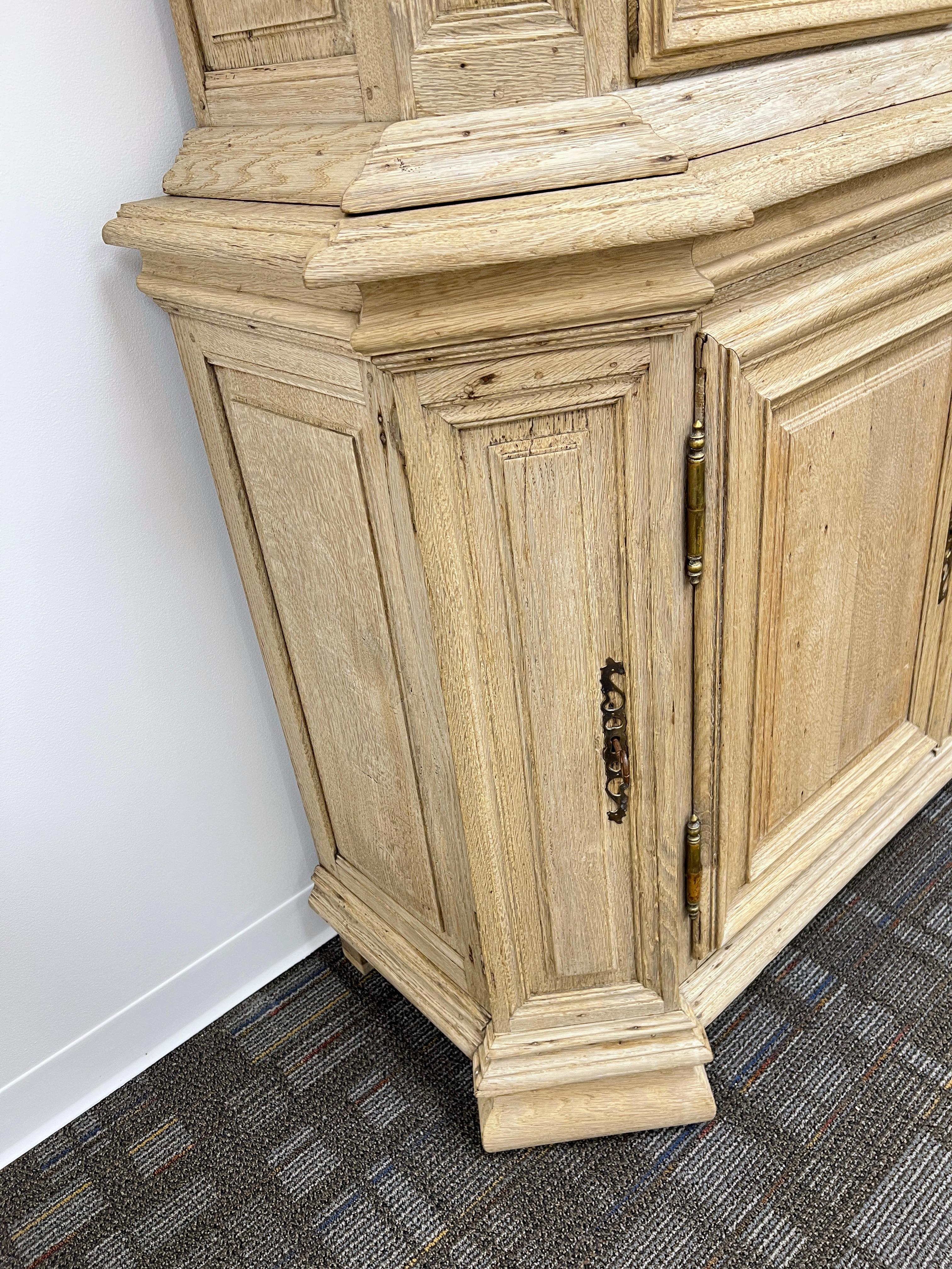 Buffet in rovere sbiancato francese del XVIII secolo Luigi XVI à Deux-Corps in vendita 9