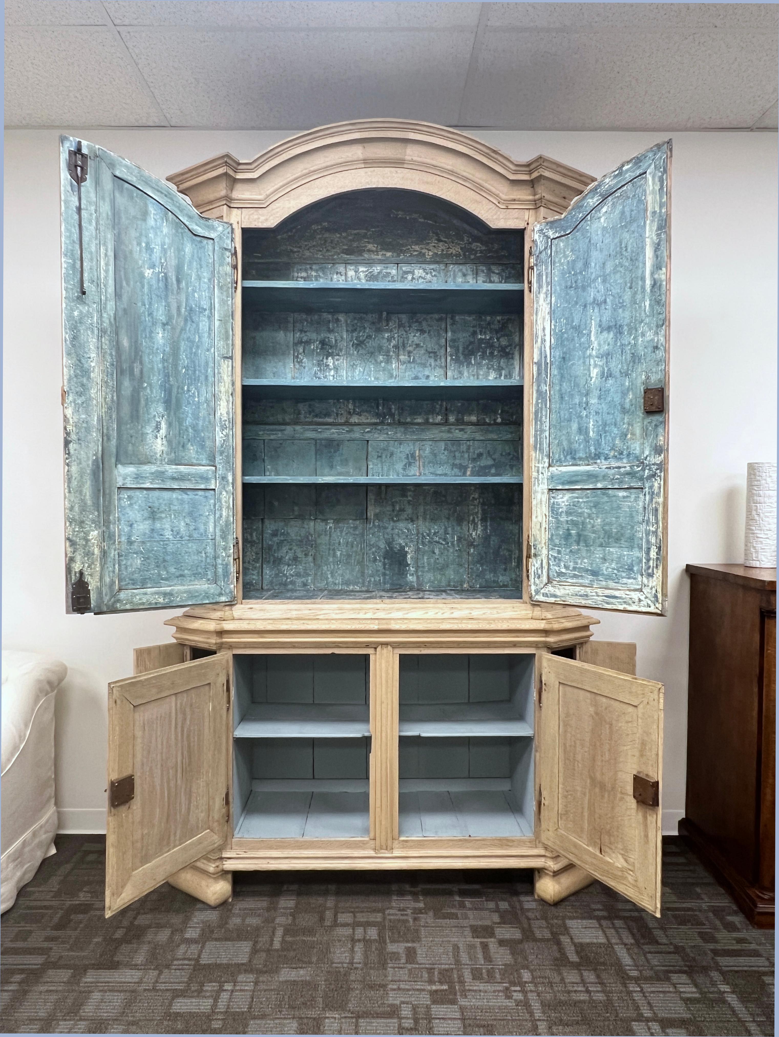 Buffet à Deux-Corps in rovere sbiancato francese del XVIII secolo Luigi XVI. La cassa superiore con modanatura a corona sovrasta due porte ad arco che rivelano scaffali e schienali interni in vernice blu originale del periodo Regency, impreziositi
