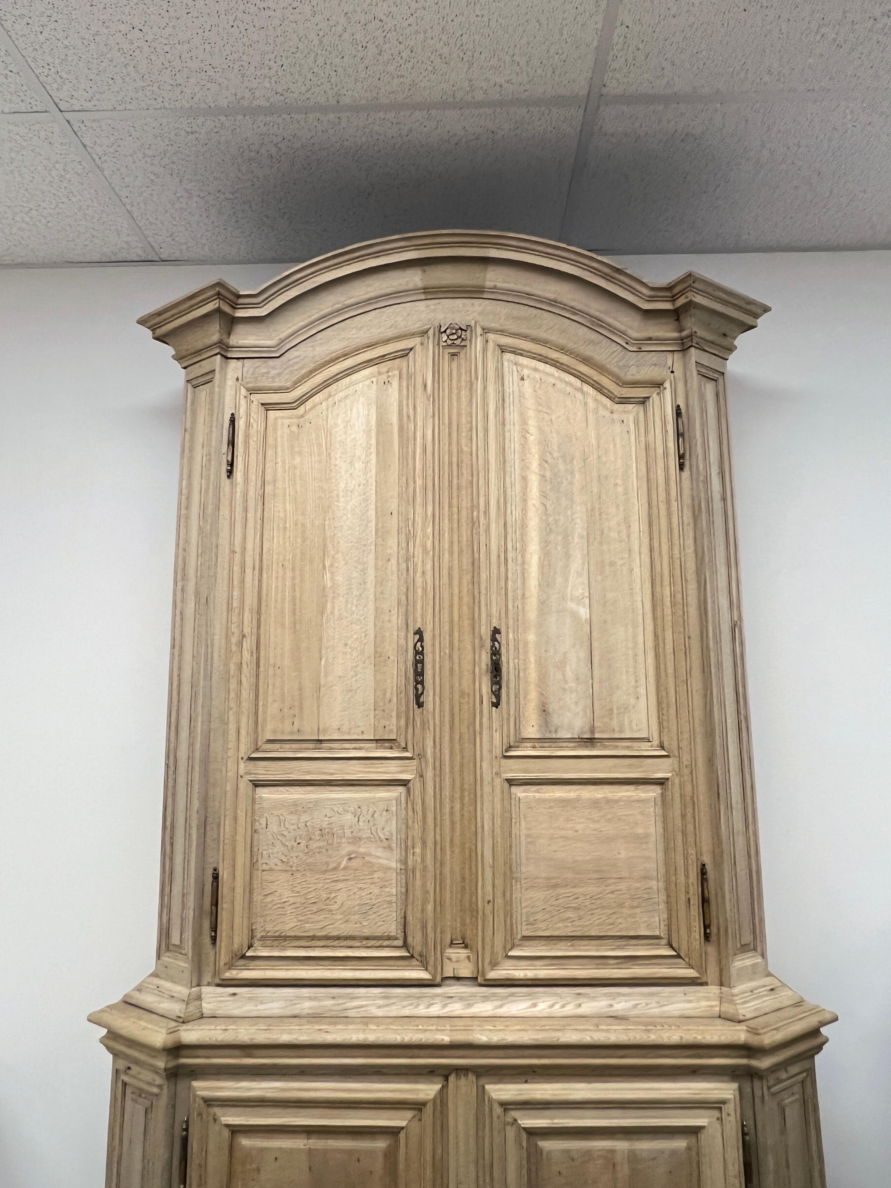 Francese Buffet in rovere sbiancato francese del XVIII secolo Luigi XVI à Deux-Corps in vendita