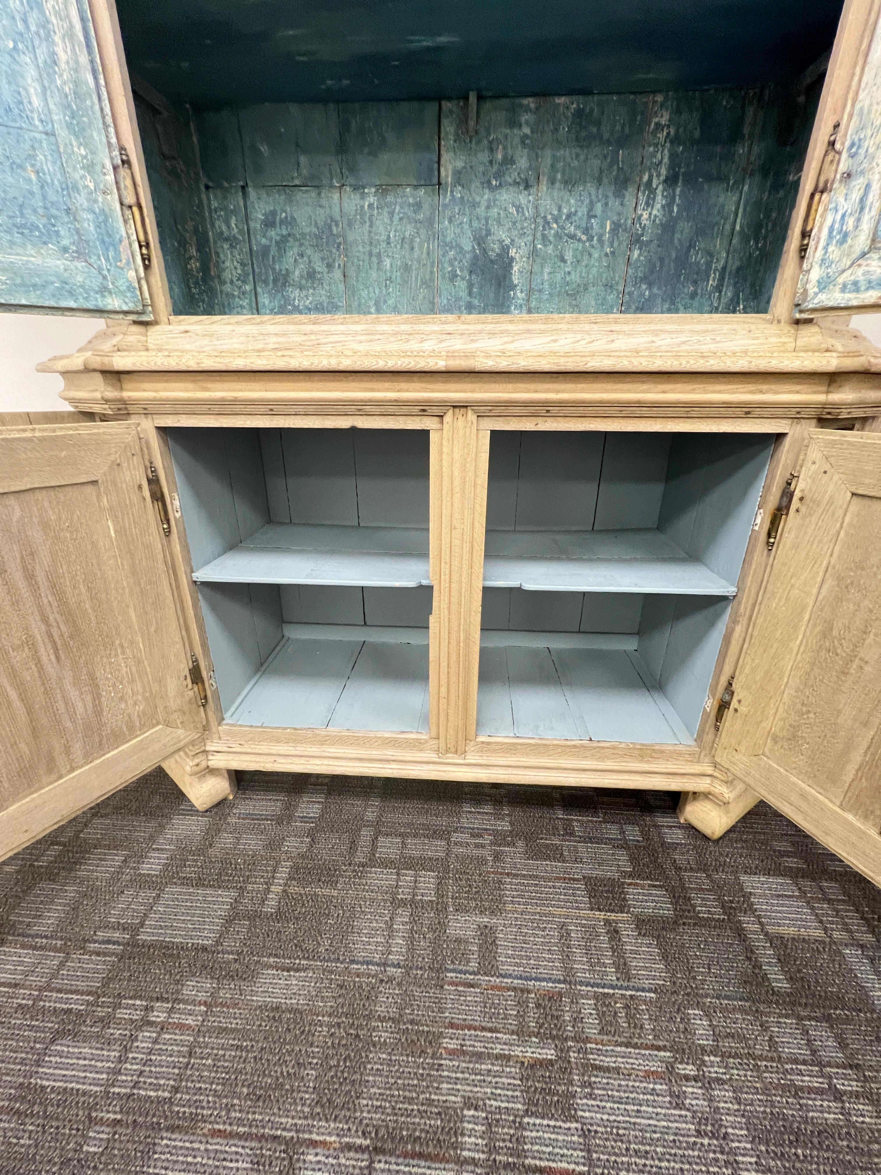 Buffet in rovere sbiancato francese del XVIII secolo Luigi XVI à Deux-Corps in vendita 1