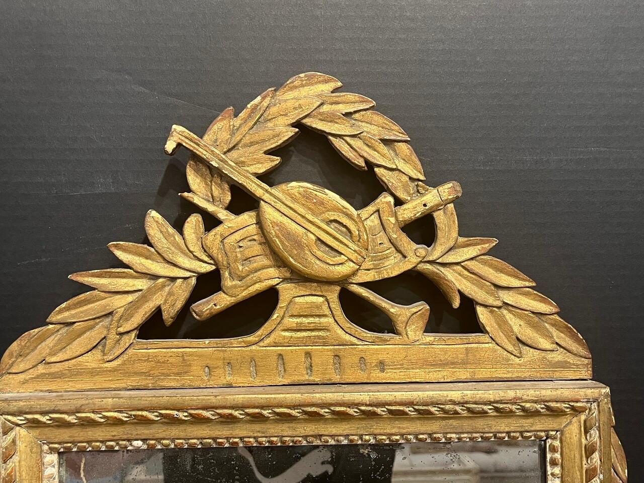 Miroir de mariage français du XVIIIe siècle. Miroir de mariage en bois doré de style Louis XVI, avec crête et feuilles d'acanthe sculptées à la main. Miroir d'origine avec argenture ancienne, avec une perte mineure comme on peut s'y attendre.