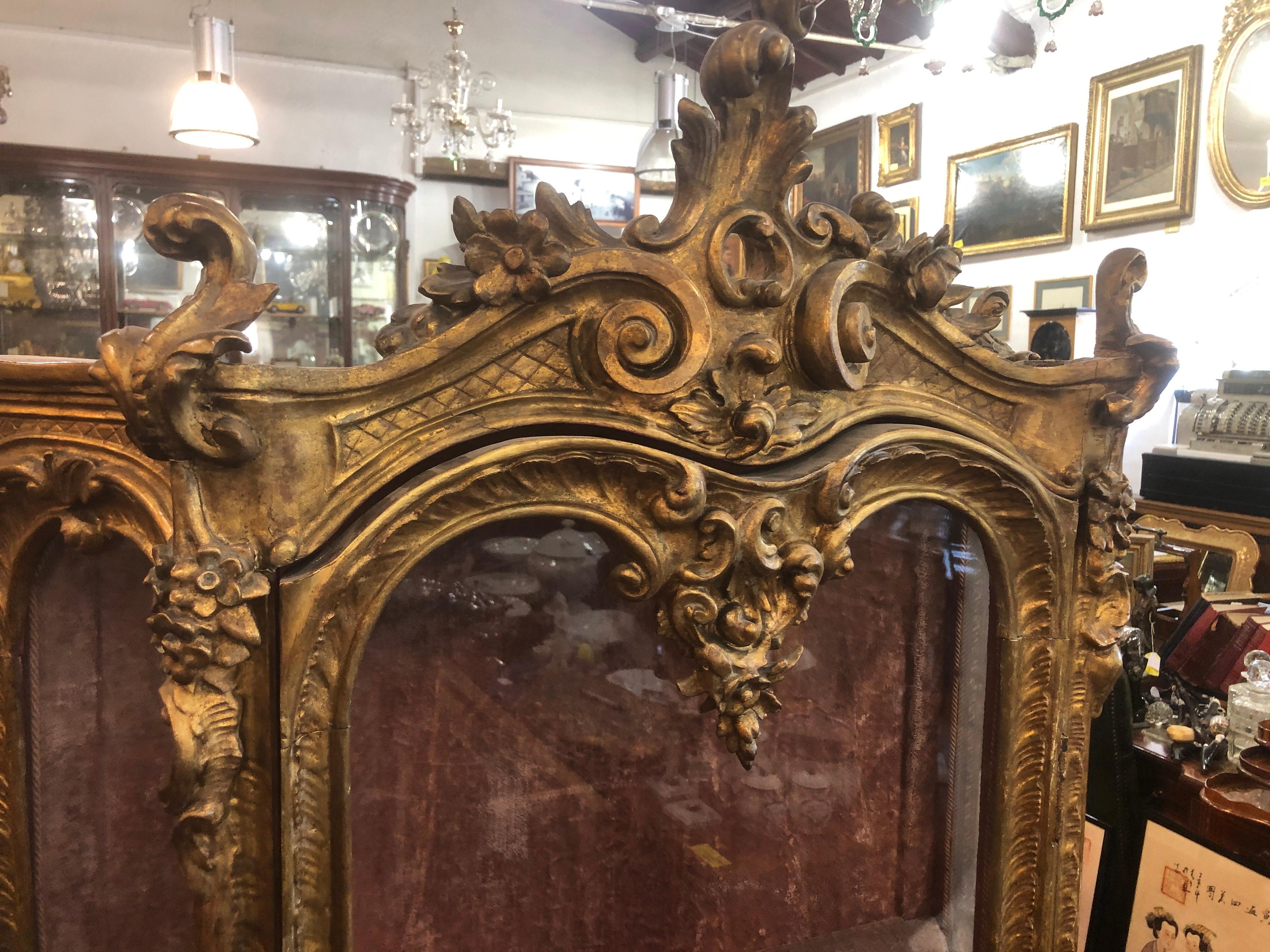 19th Century Louis XVI French Gilt Cabinet Vitrines Carved Gilt Wood 1840s In Good Condition In Roma, RM