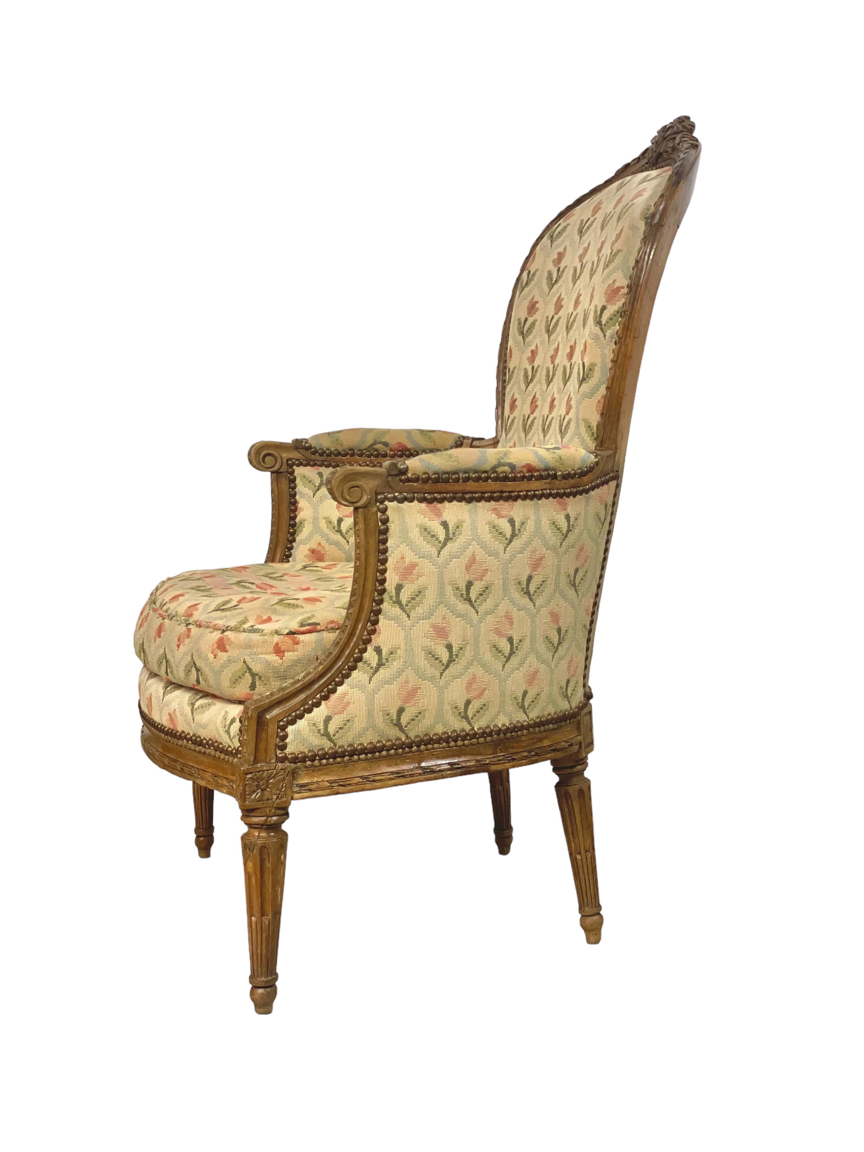 Dieser sehr dekorative Louis XVI Bergère Sessel ist aus Eichenholz gefertigt und stammt aus dem 18. Jahrhundert. Er ist elegant und komfortabel und wurde von Hand geschnitzt und mit außergewöhnlichen Details versehen. Die leicht geschwungene