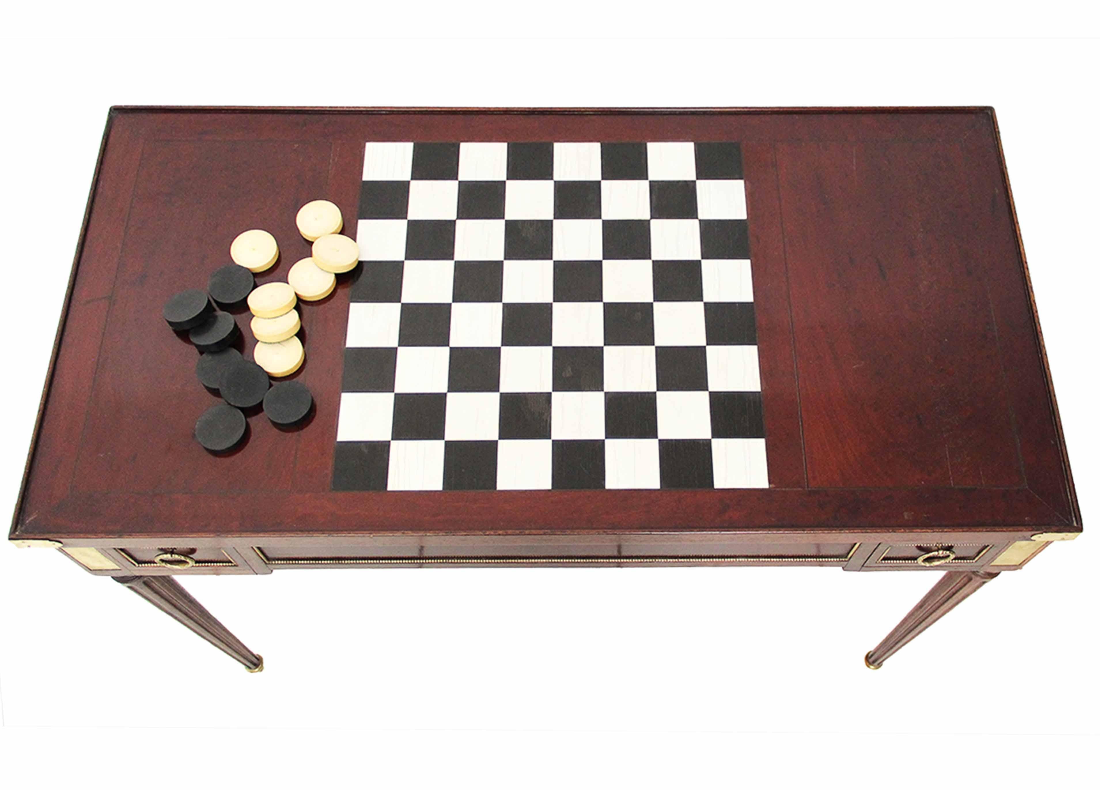 18th century Louis XVI game table in mahogany with backgammon and checkerboard
Beautiful game table in mahogany. The tray, entirely removable, reveals a backgammon game inside. 
Reversible, it is decorated with a green leather tray on the front