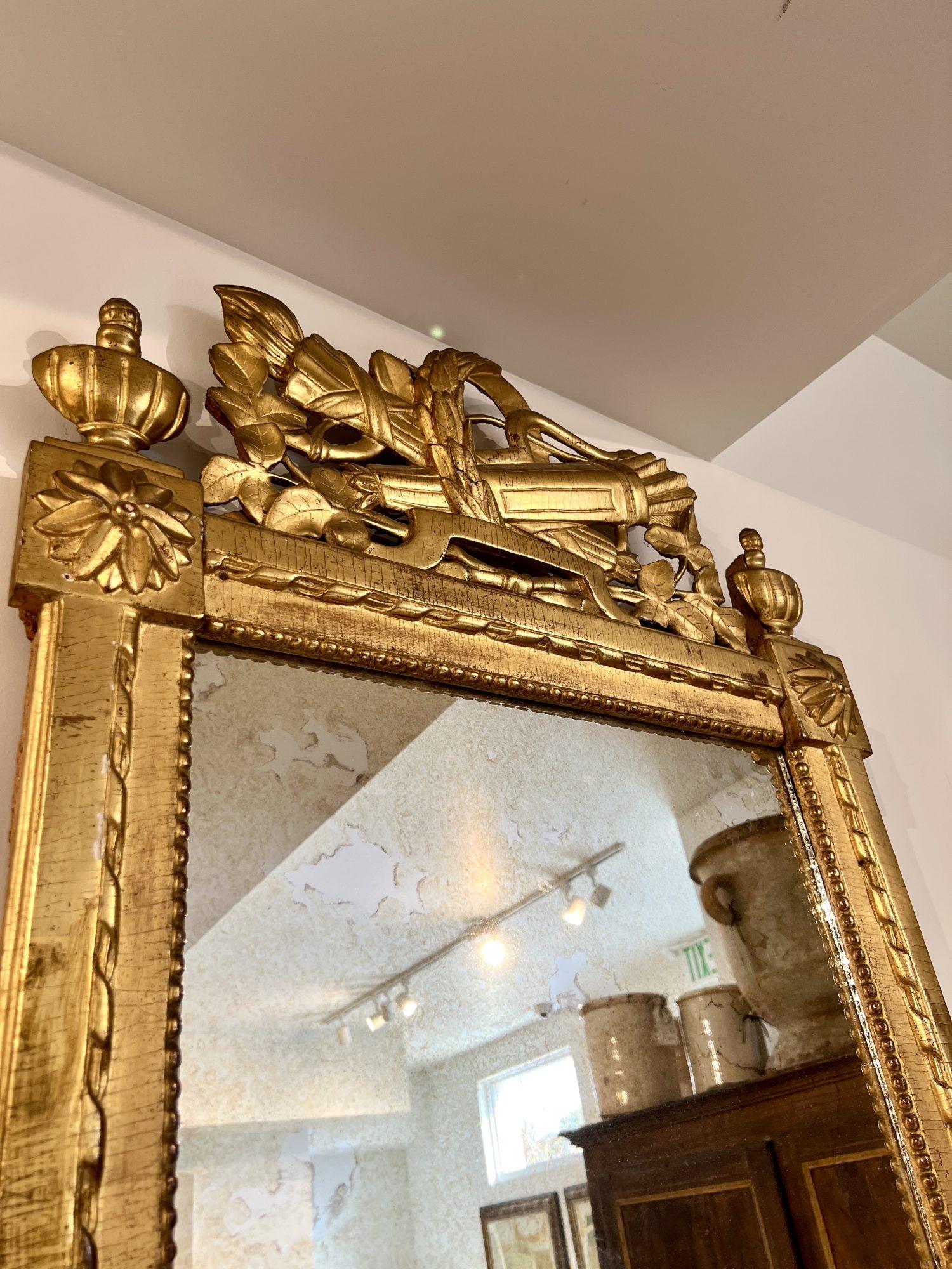 Français Miroir Louis XVI du 18ème siècle avec sculpture néoclassique en vente