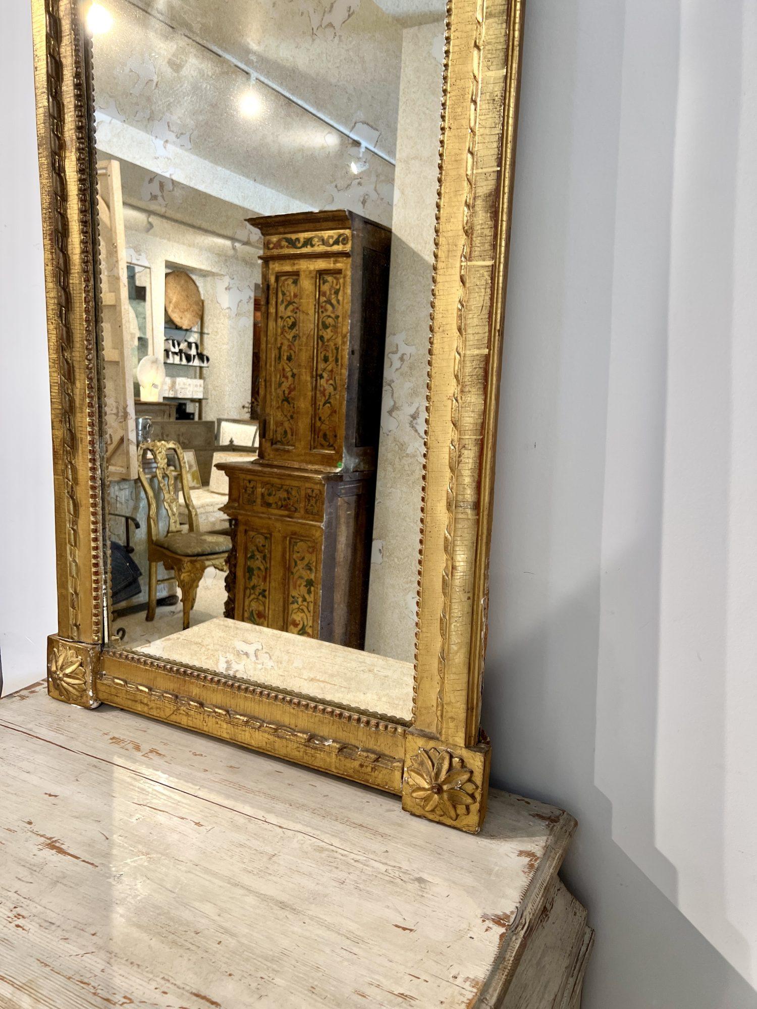 Miroir Louis XVI du 18ème siècle avec sculpture néoclassique État moyen - En vente à New Orleans, LA