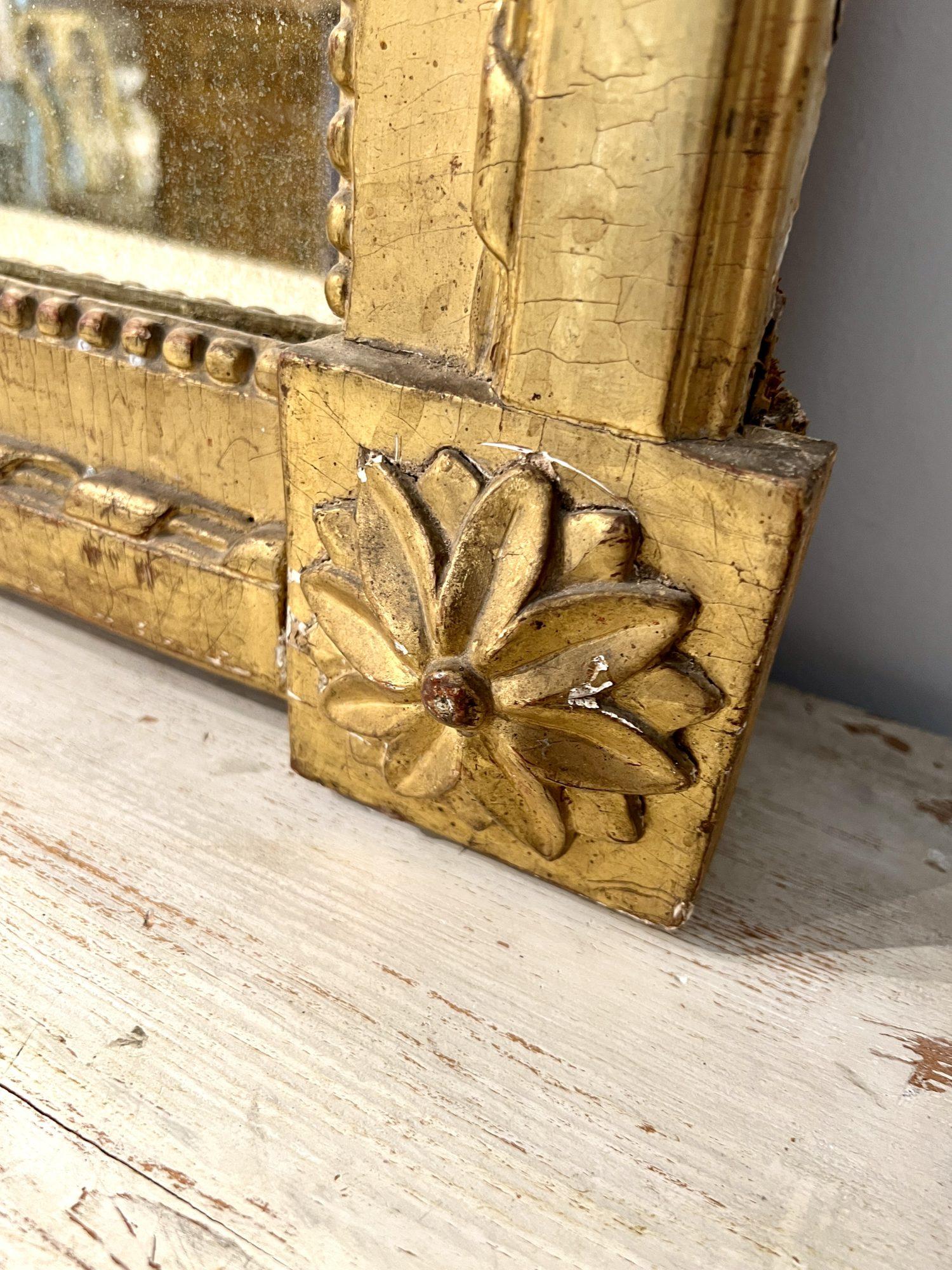 Miroir Louis XVI du 18ème siècle avec sculpture néoclassique en vente 1