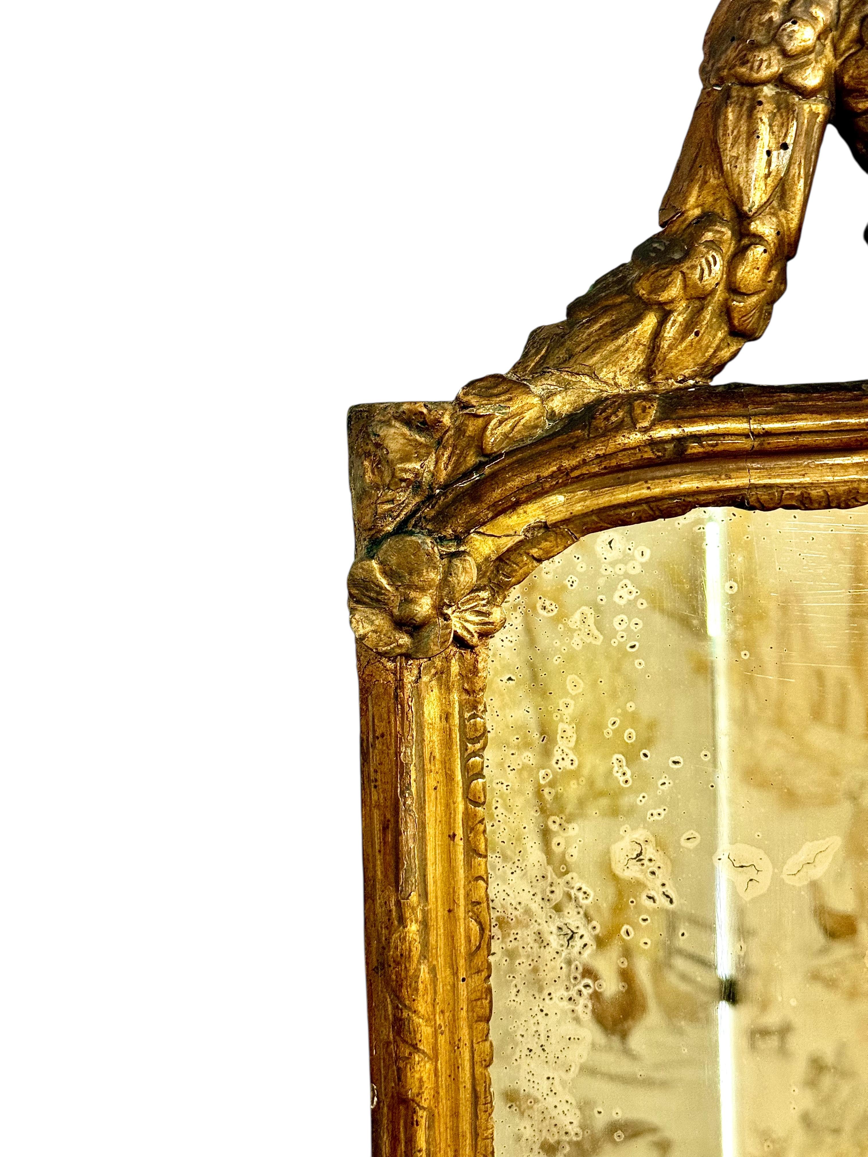 Espejo de madera dorada Luis XVI del siglo XVIII con cresta de laurel y base drapeada en venta 3