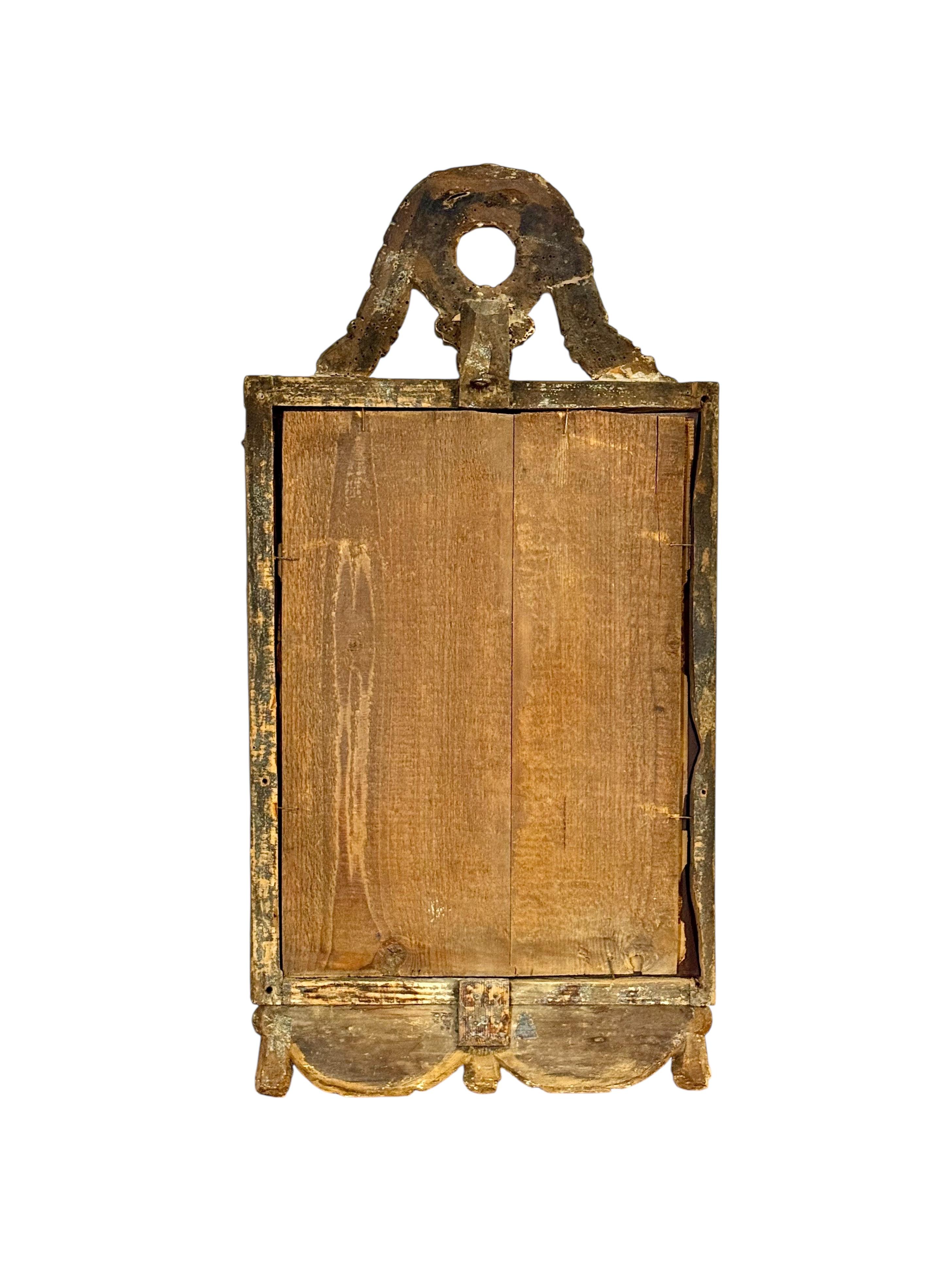 Espejo de madera dorada Luis XVI del siglo XVIII con cresta de laurel y base drapeada en venta 6