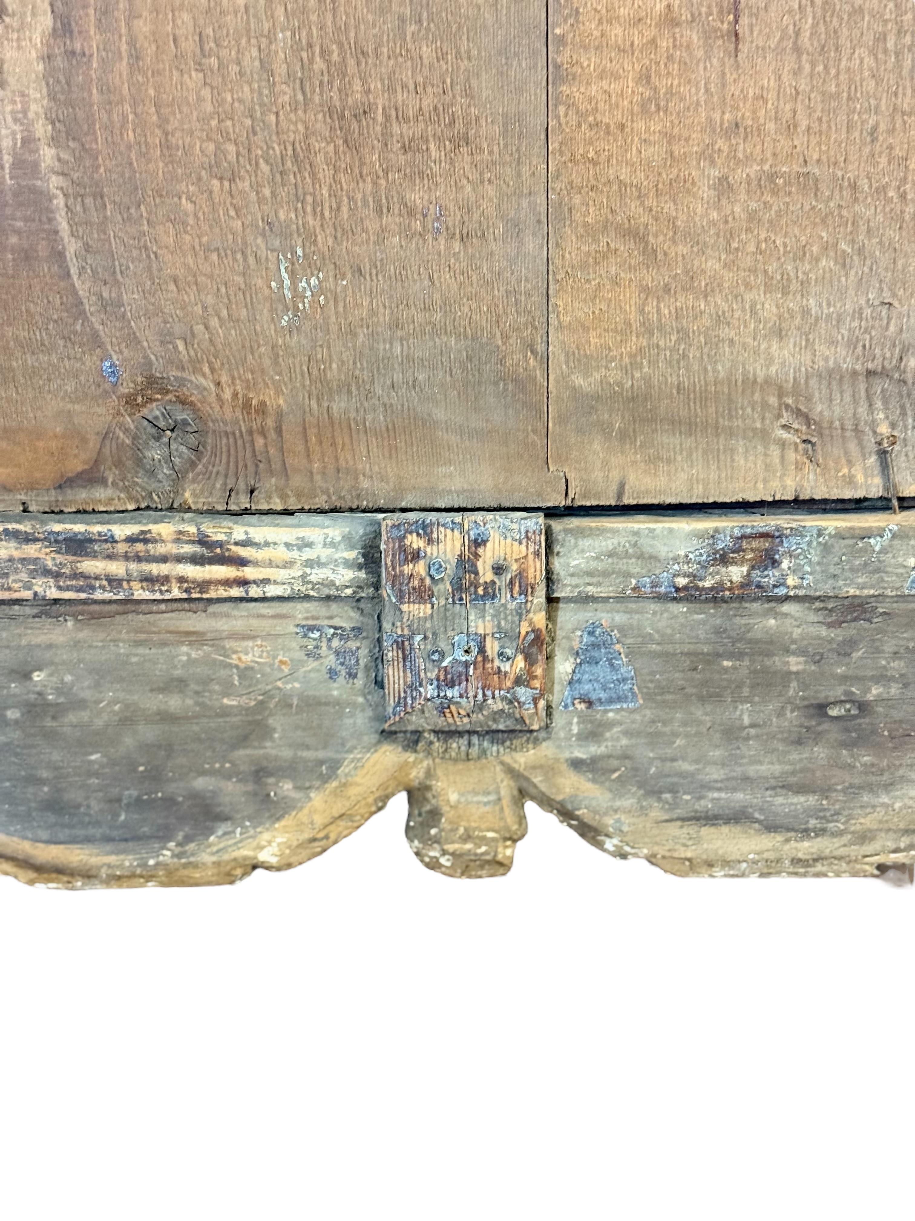 Espejo de madera dorada Luis XVI del siglo XVIII con cresta de laurel y base drapeada en venta 8
