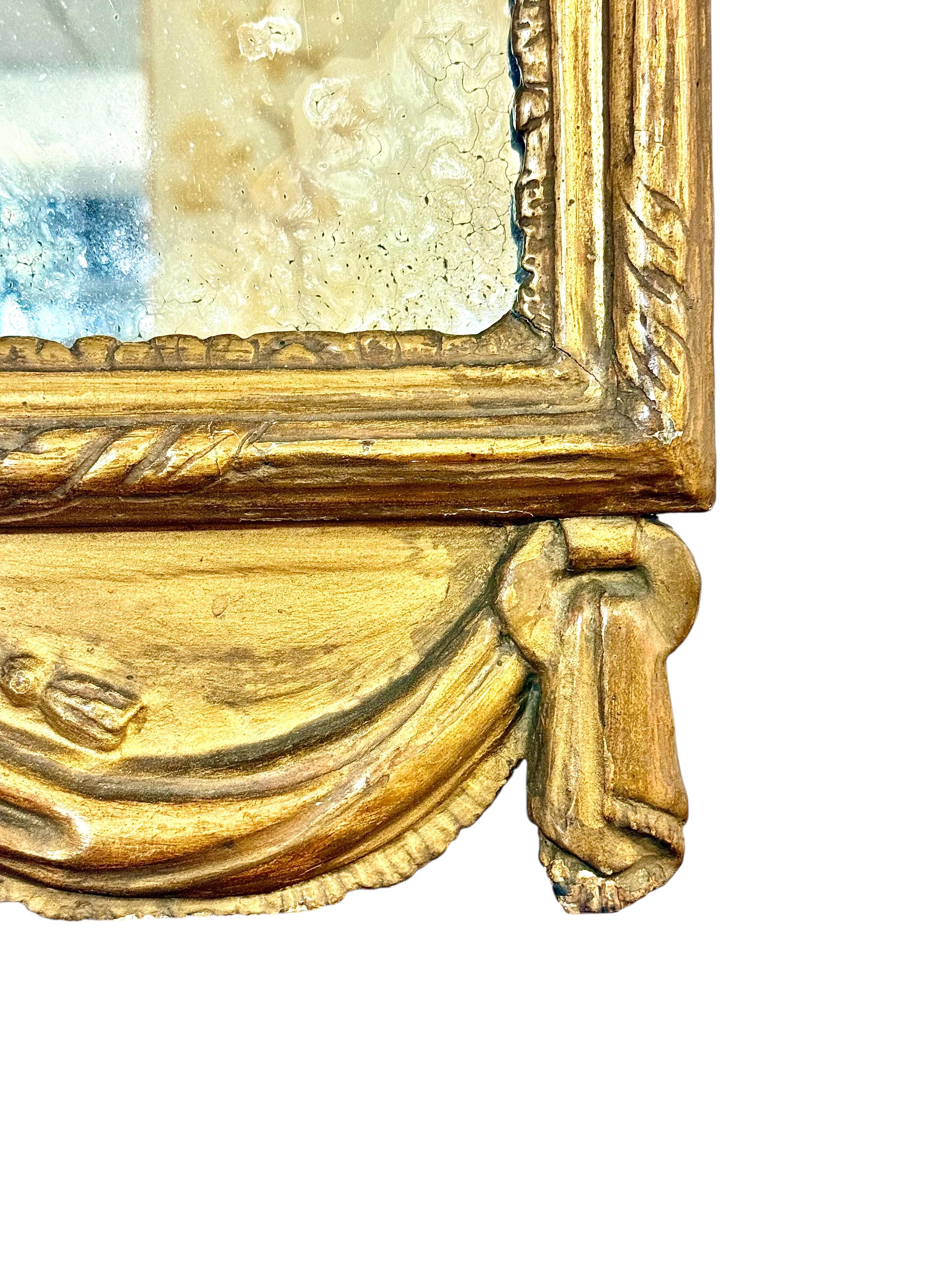 Espejo de madera dorada Luis XVI del siglo XVIII con cresta de laurel y base drapeada en venta 9