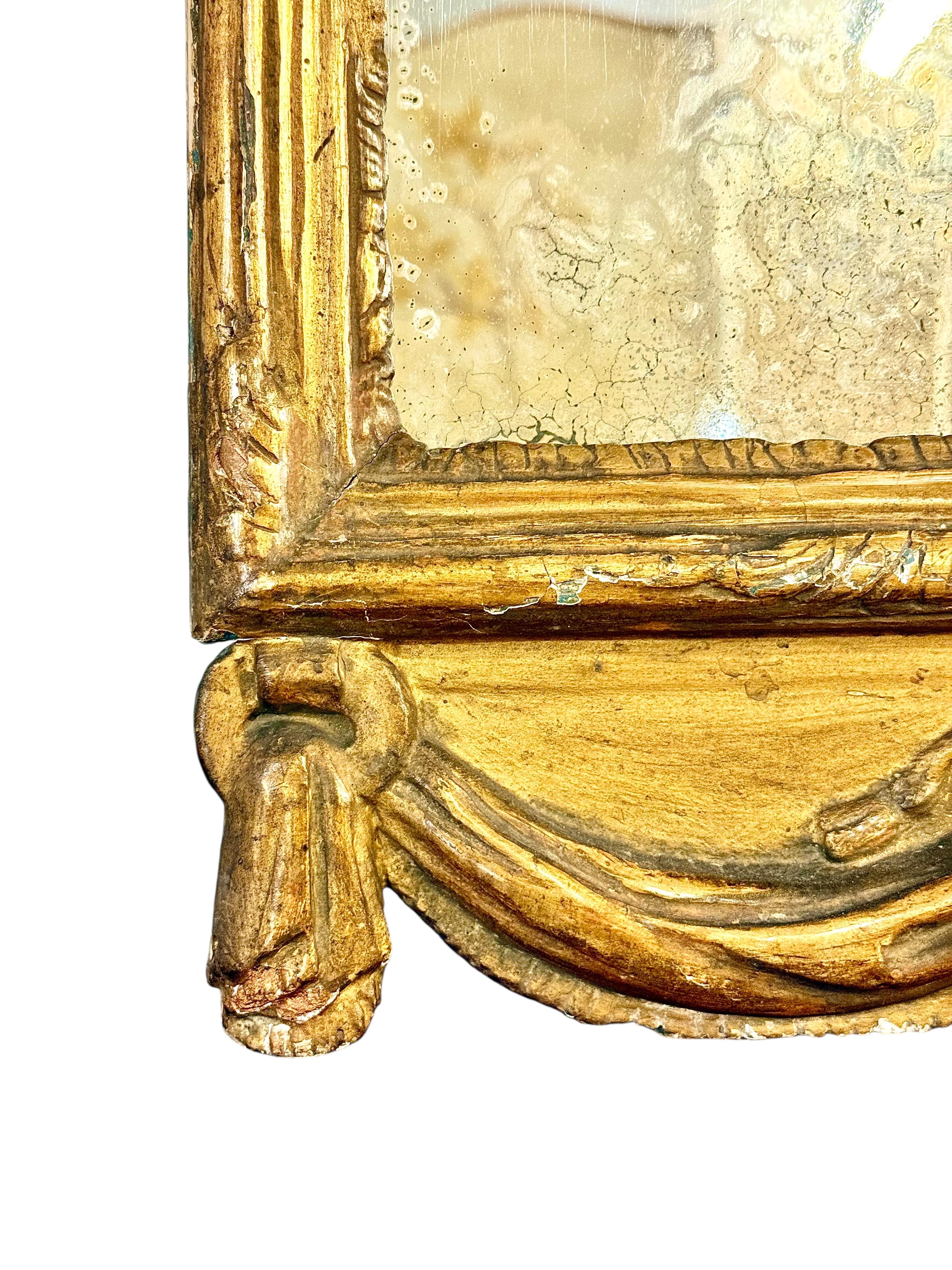 Espejo de madera dorada Luis XVI del siglo XVIII con cresta de laurel y base drapeada en venta 10
