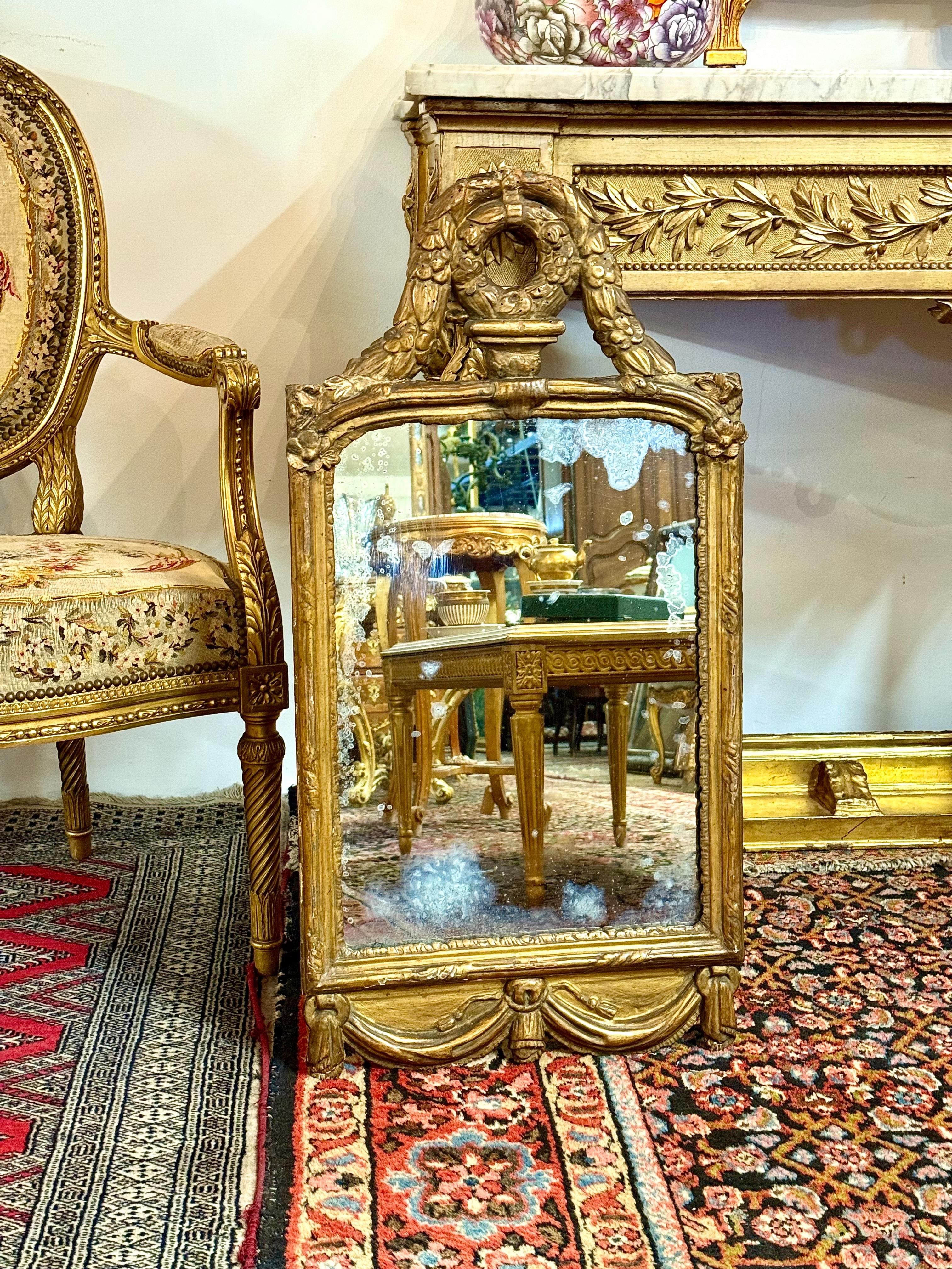 Espejo de madera dorada Luis XVI del siglo XVIII con cresta de laurel y base drapeada en venta 12