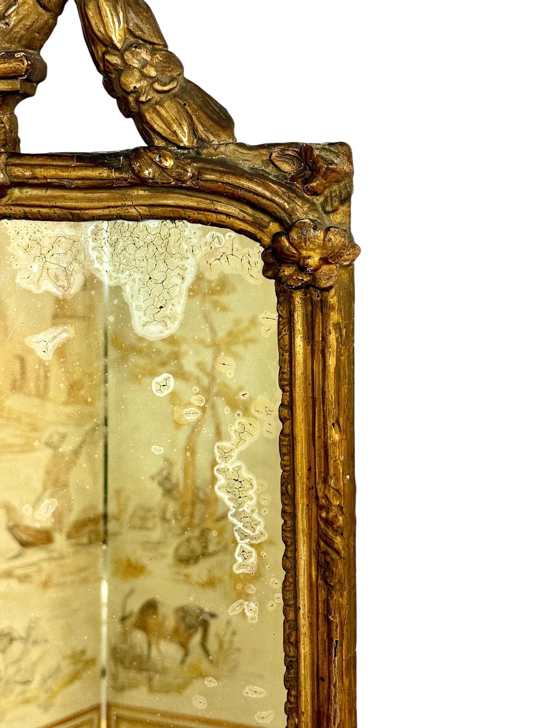 Espejo de madera dorada Luis XVI del siglo XVIII con cresta de laurel y base drapeada Francés en venta