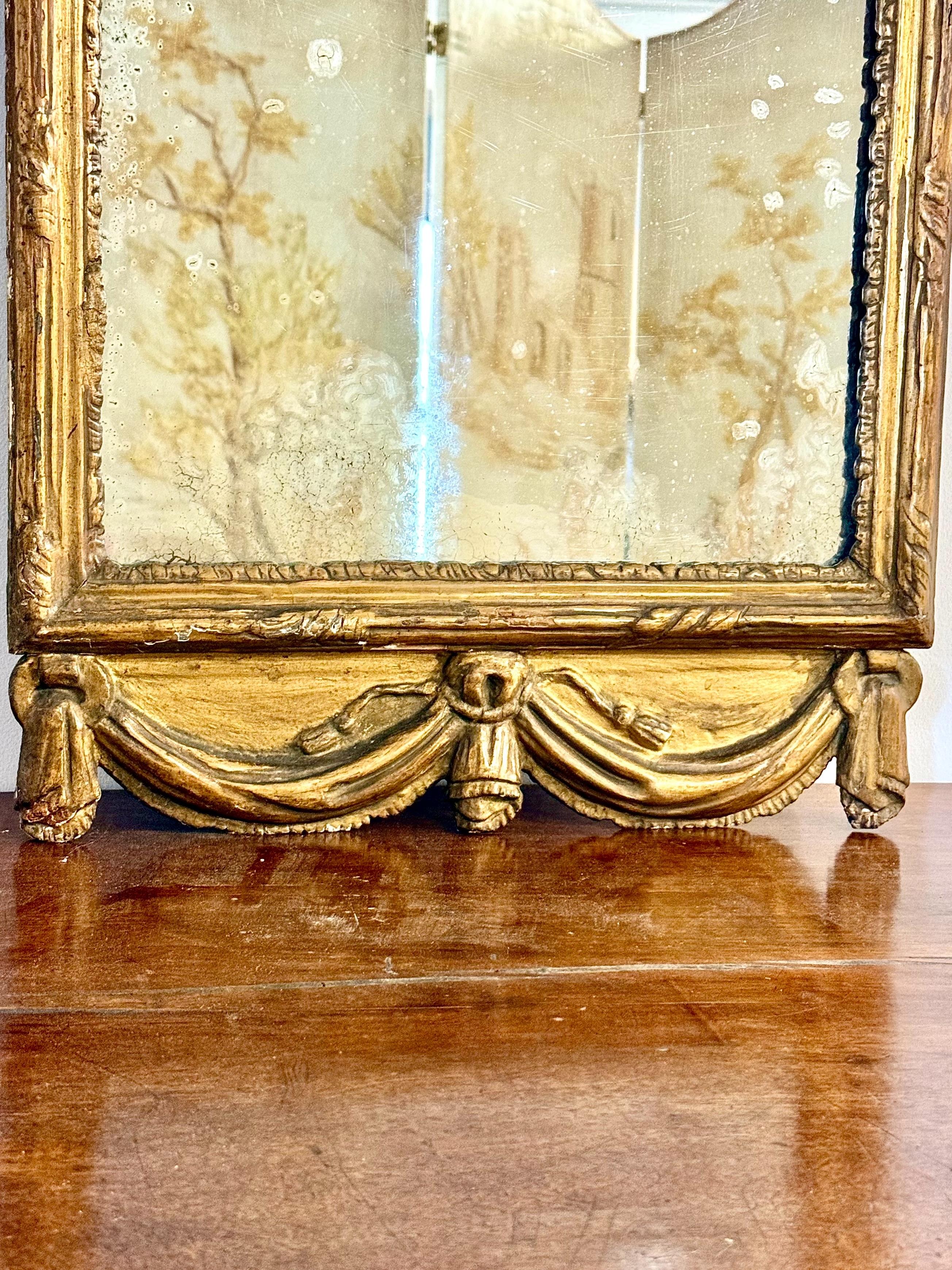 Espejo de madera dorada Luis XVI del siglo XVIII con cresta de laurel y base drapeada en venta 1
