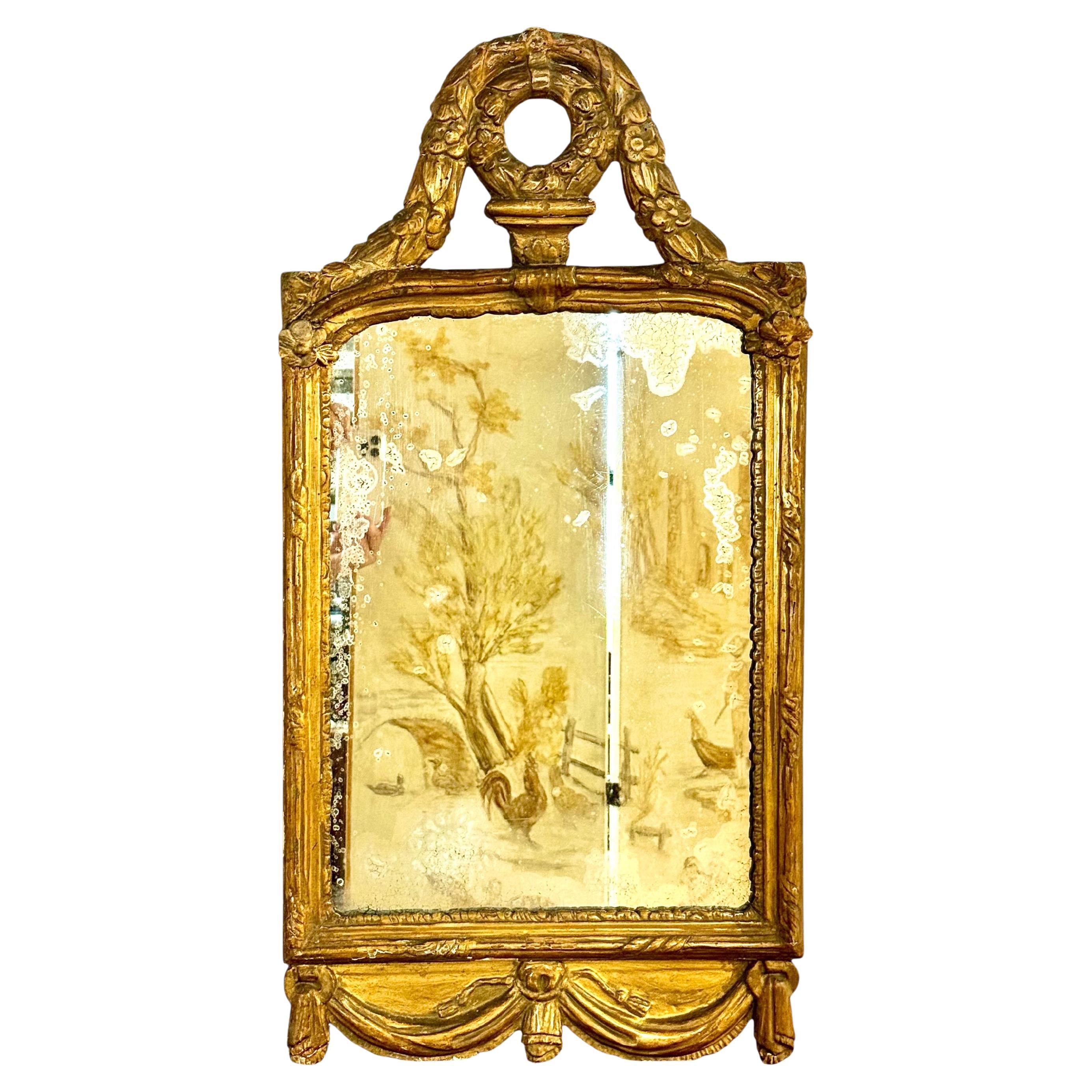 Espejo de madera dorada Luis XVI del siglo XVIII con cresta de laurel y base drapeada en venta