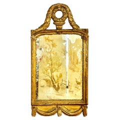 Espejo de madera dorada Luis XVI del siglo XVIII con cresta de laurel y base drapeada