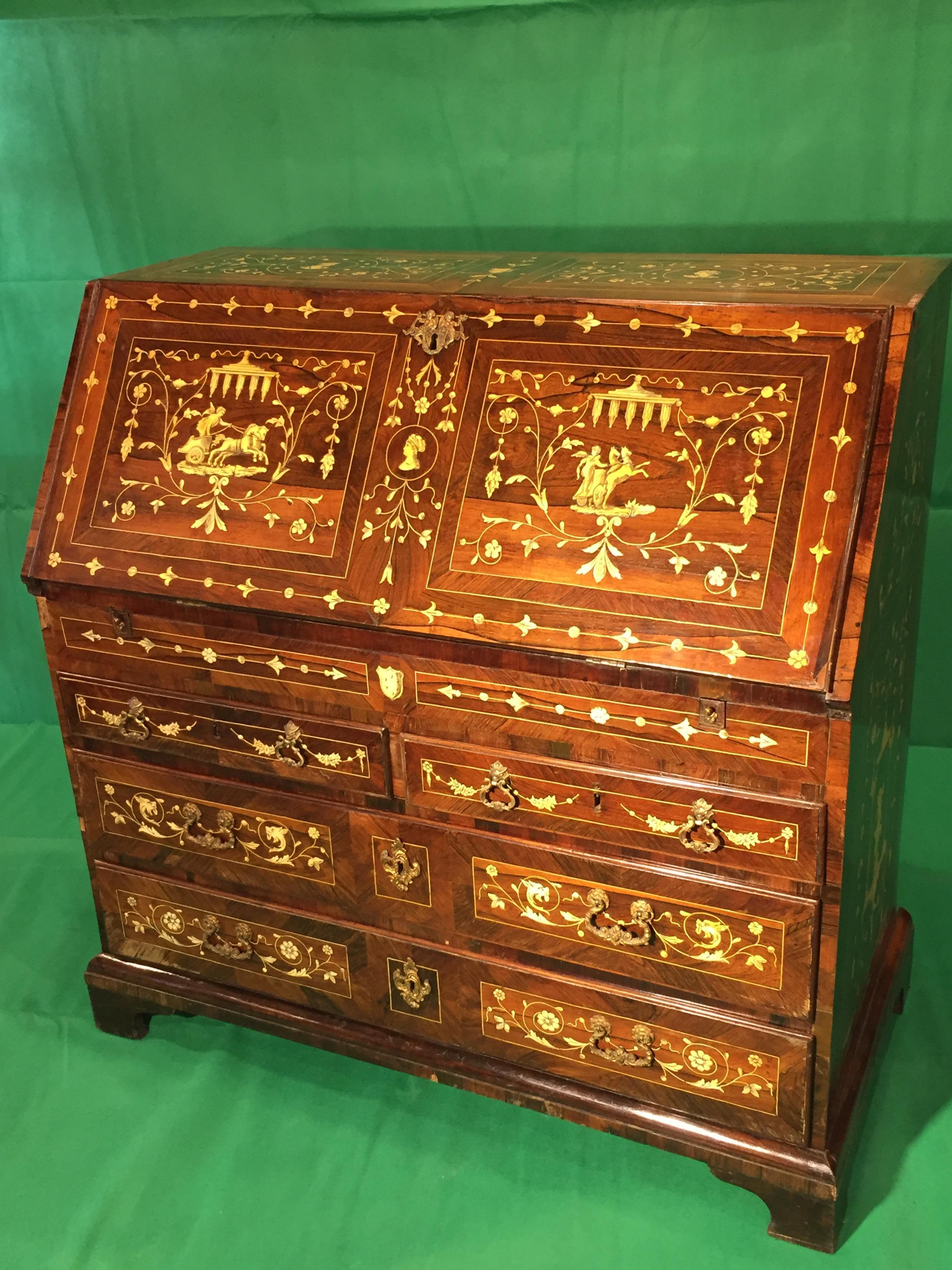 Tuscan Bureau, city of Lucca
In rosewood and inlaid with ivory
Period circa 1770,
The coat of arms in the upper part of the Mansi family (three crescents of silver) and the coat of arms of the Strozzi family (Six gold balls ordered in a circle) are