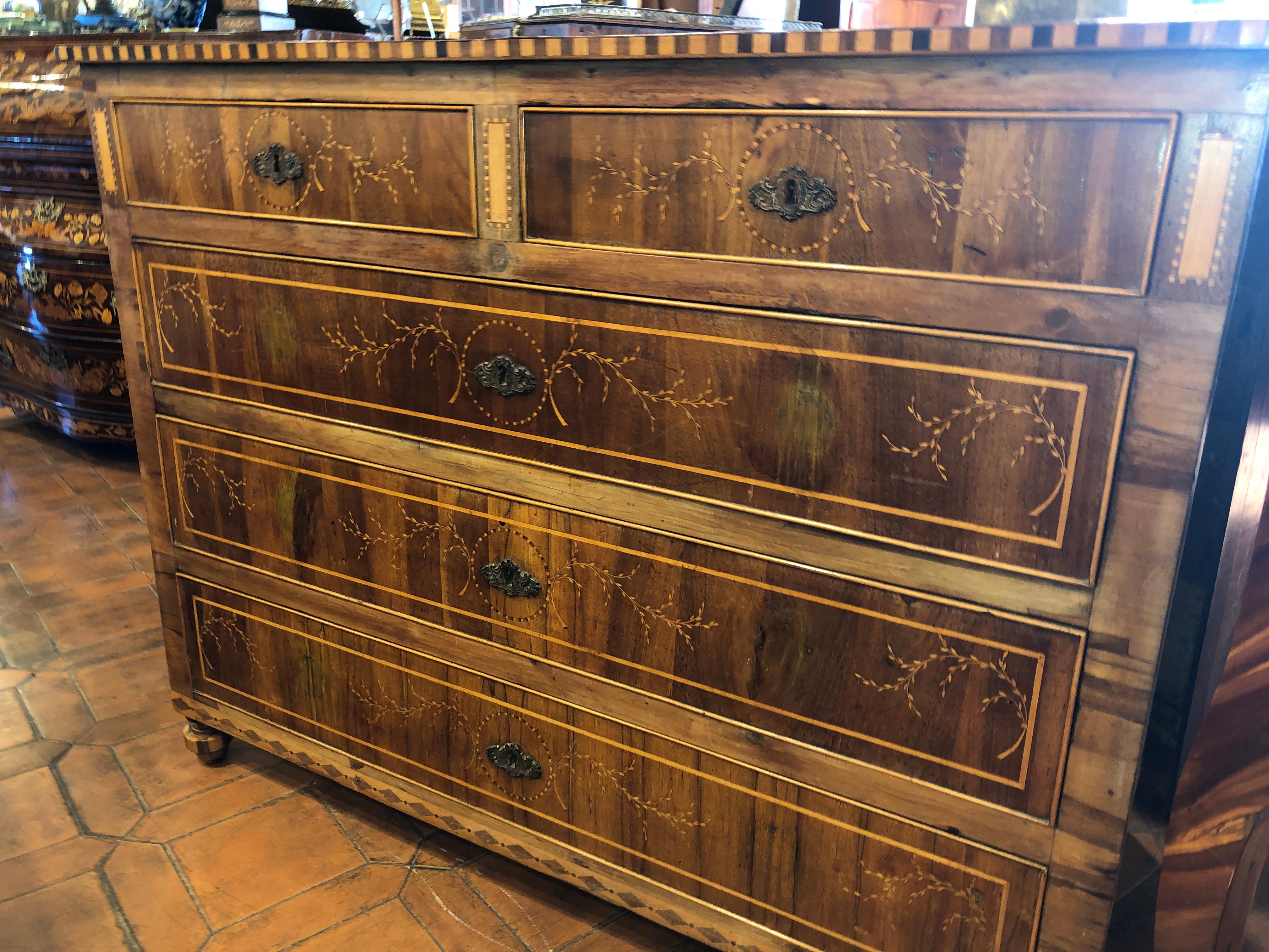 Beautiful Italian chest of drawers, from Trentino Alto Adige, you can feel the German influence in the shapes and in the line of the dresser but remain softer. Very large inside the drawers. In walnut.
Finely inlaid with floral motifs on the front,