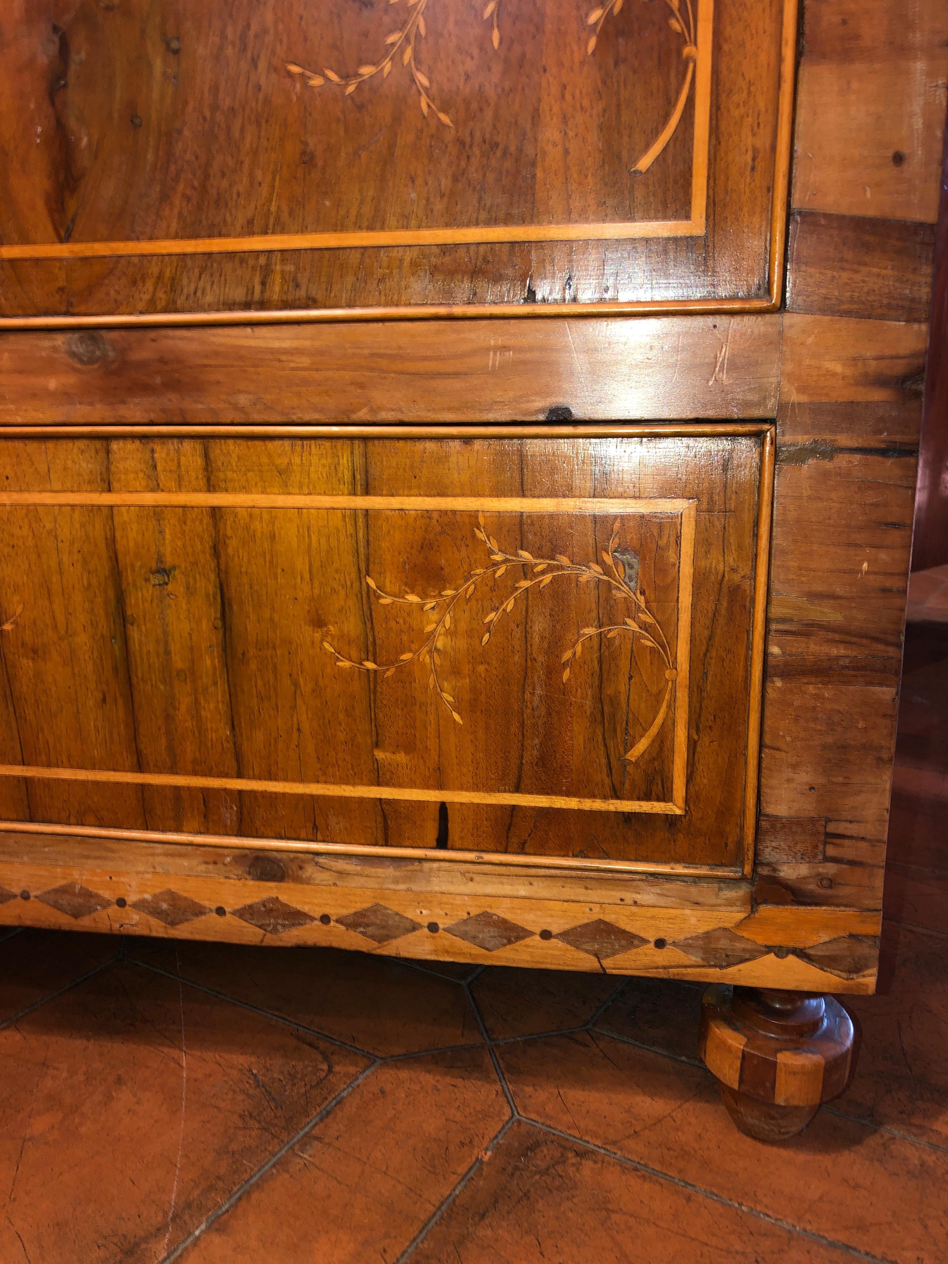 18th Century, Louis XVI Italian Walnut Chest of Drawers, 1790s In Fair Condition In Roma, RM