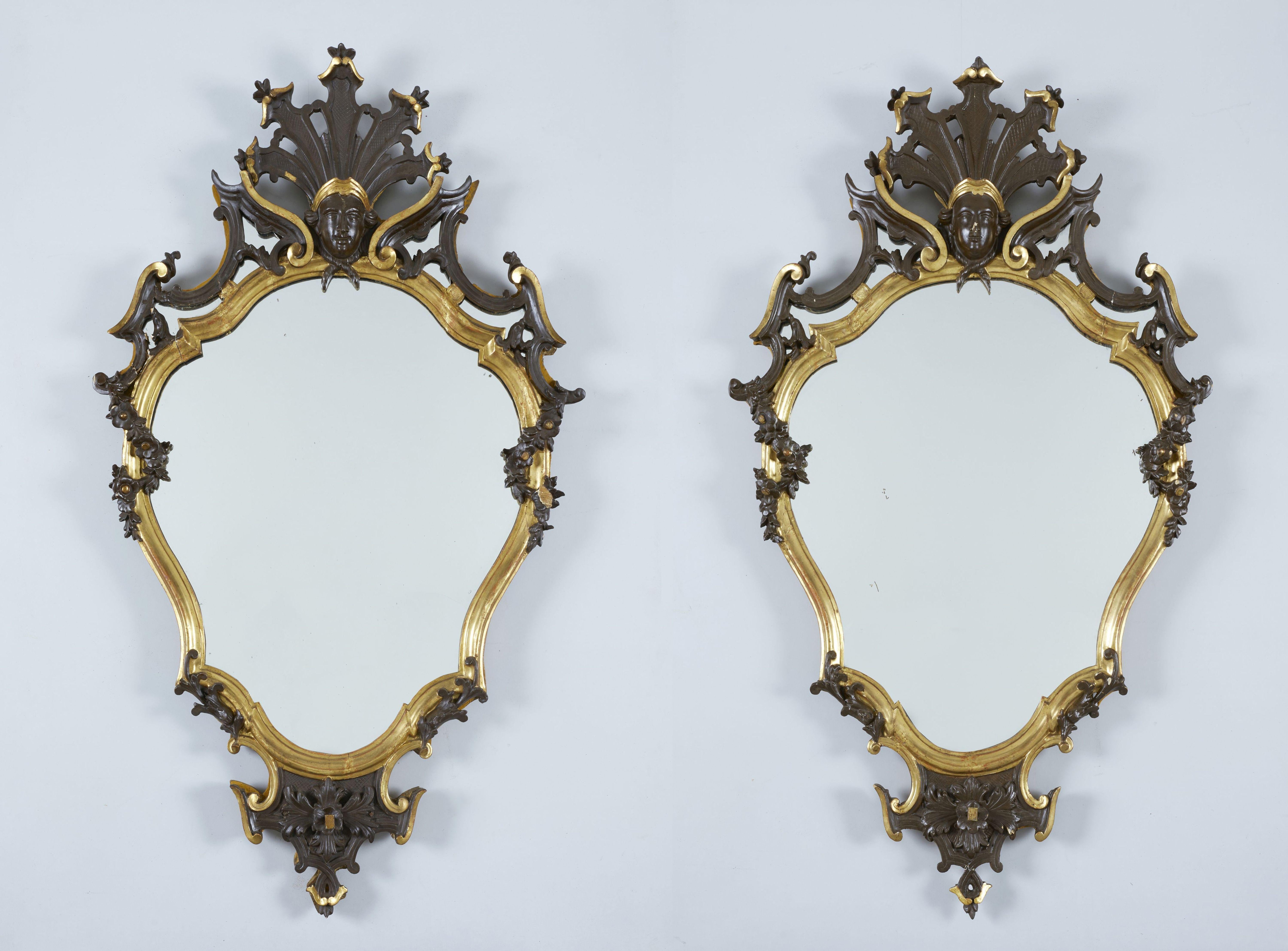 Paire de miroirs lombards Louis XVI de la seconde moitié du XVIIIe siècle mesurant 116 x 65 cm avec verre au mercure d'origine.

Cette paire de miroirs, merveilleuse et surtout bien sculptée, présente le style incomparable de l'art lombard,